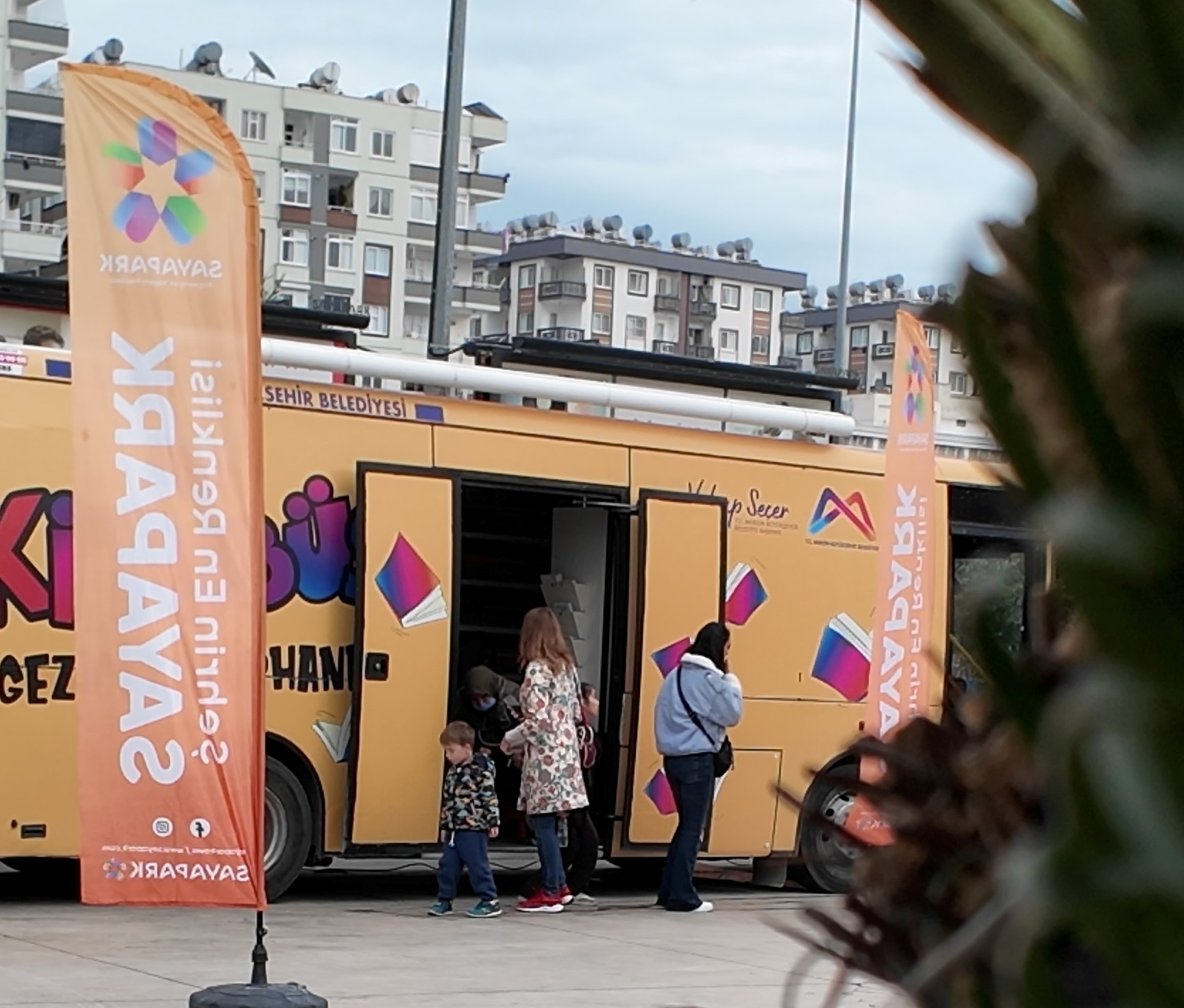 KİTAPLAR YOLA ÇIKTI, DURAĞI SAYAPARK OLDU