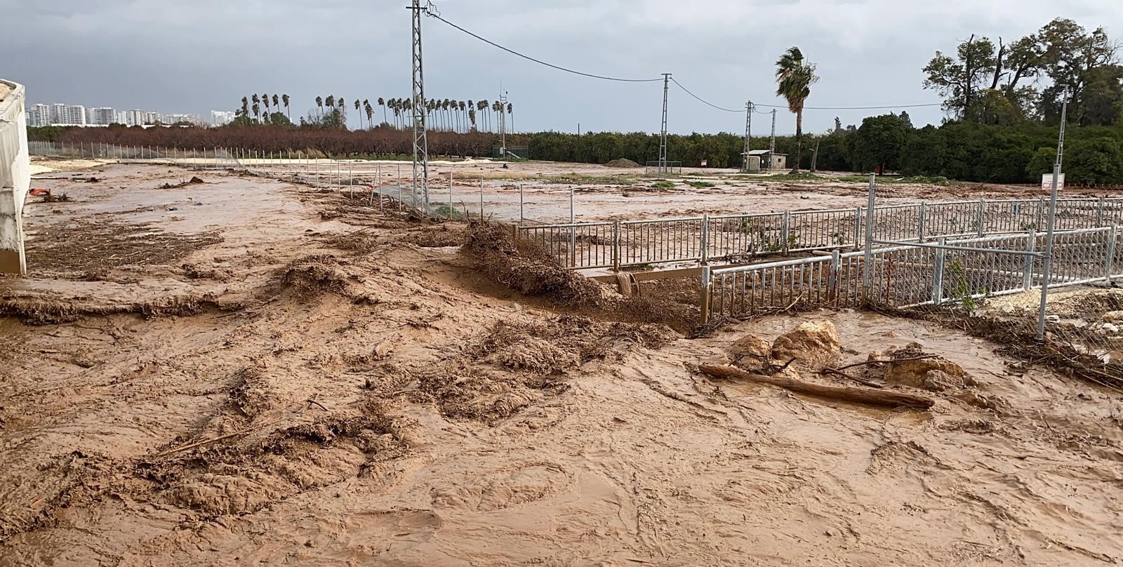ERDEMLİ’DE ŞİDDETLİ YAĞIŞ SELE NEDEN OLDU