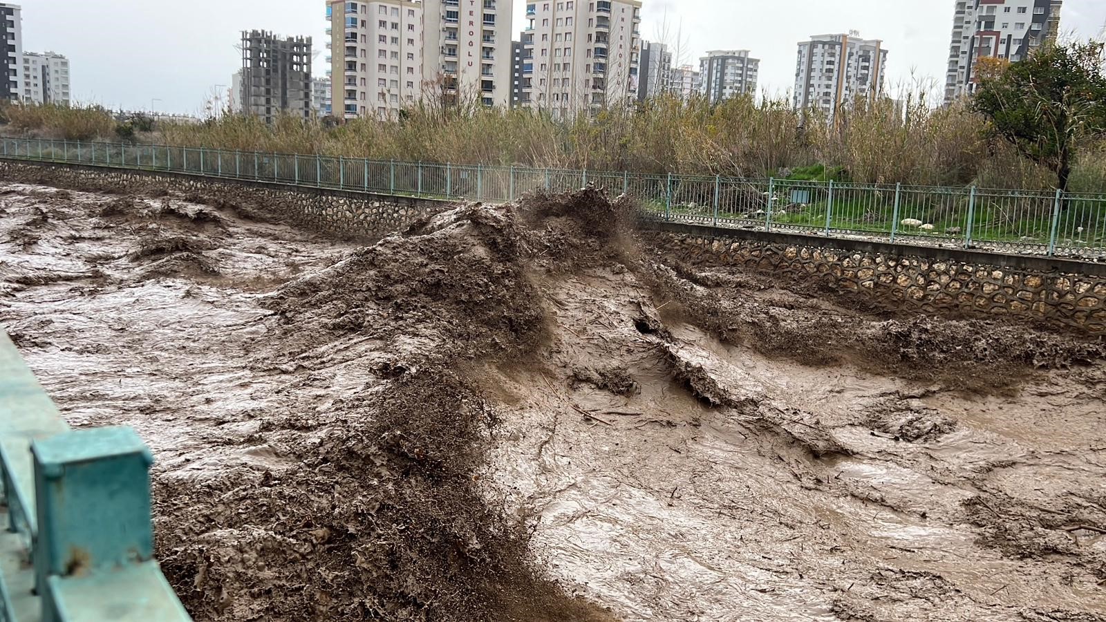 MERSİN’DE ŞİDDETLİ YAĞIŞ SEL VE SU TAŞKINLARINA NEDEN OLDU