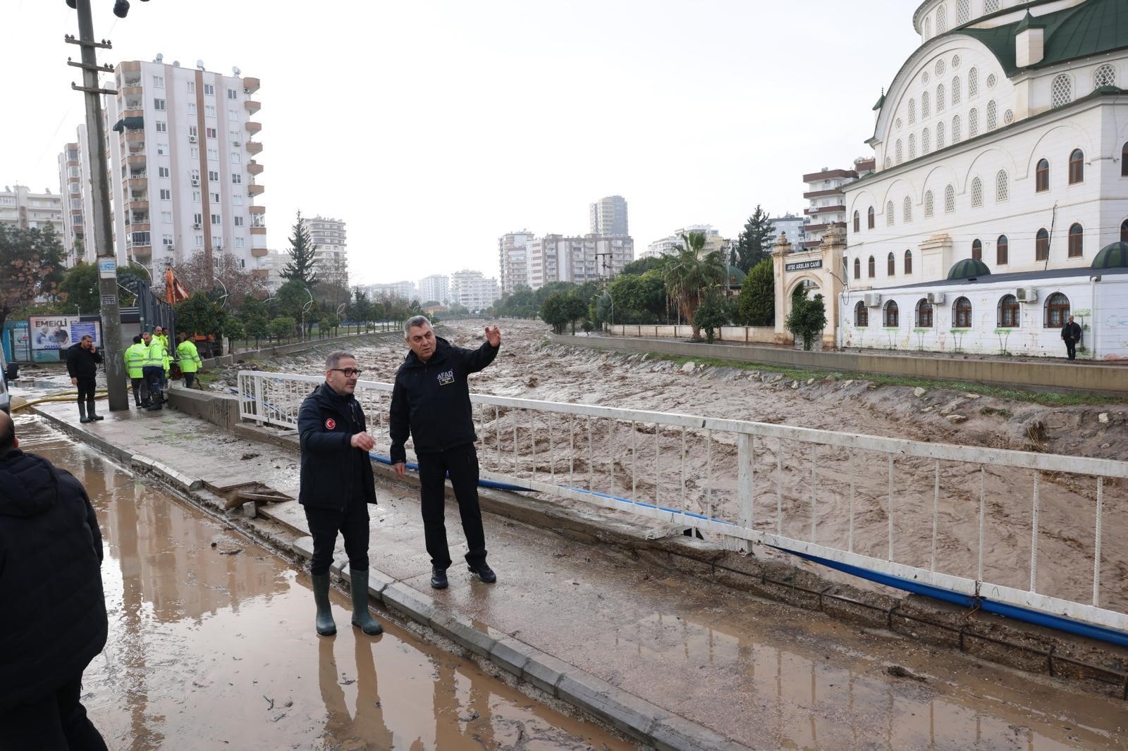 MERSİN’DEKİ SELDEN GERİYE BU GÖRÜNTÜLER KALDI: 51 EV VE İŞYERİ ZARAR GÖRDÜ, 12 KİŞİ KURTARILDI