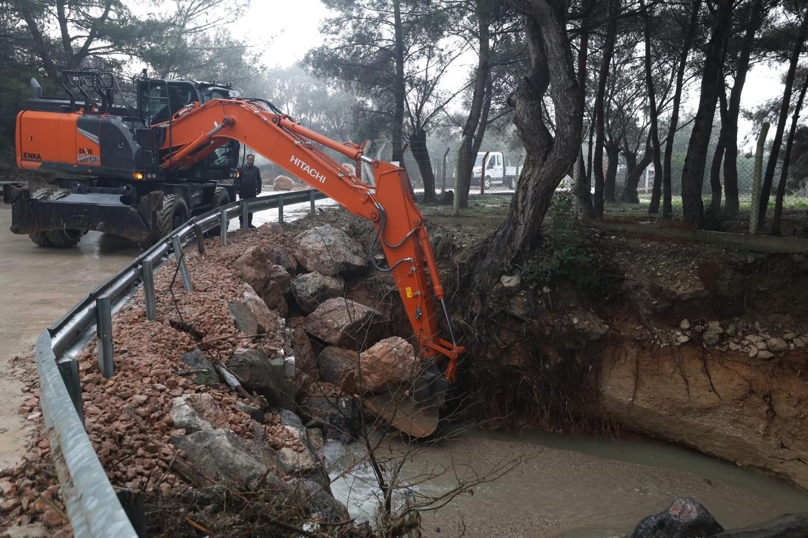 İZMİR’DE KUVVETLİ YAĞIŞ ALARMI: BİN 310 PERSONEL, 342 ARAÇ VE 200 POMPA İLE SAHADA