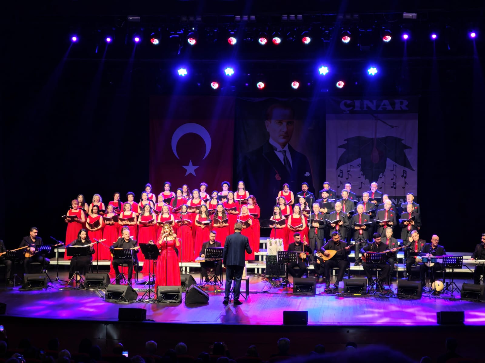  TÜRKÜLER YEŞERDİ, SALON TAŞTI: “BİR FİDAN BİR TÜRKÜ” ETKİNLİĞİNDE TARİHİ REKOR!