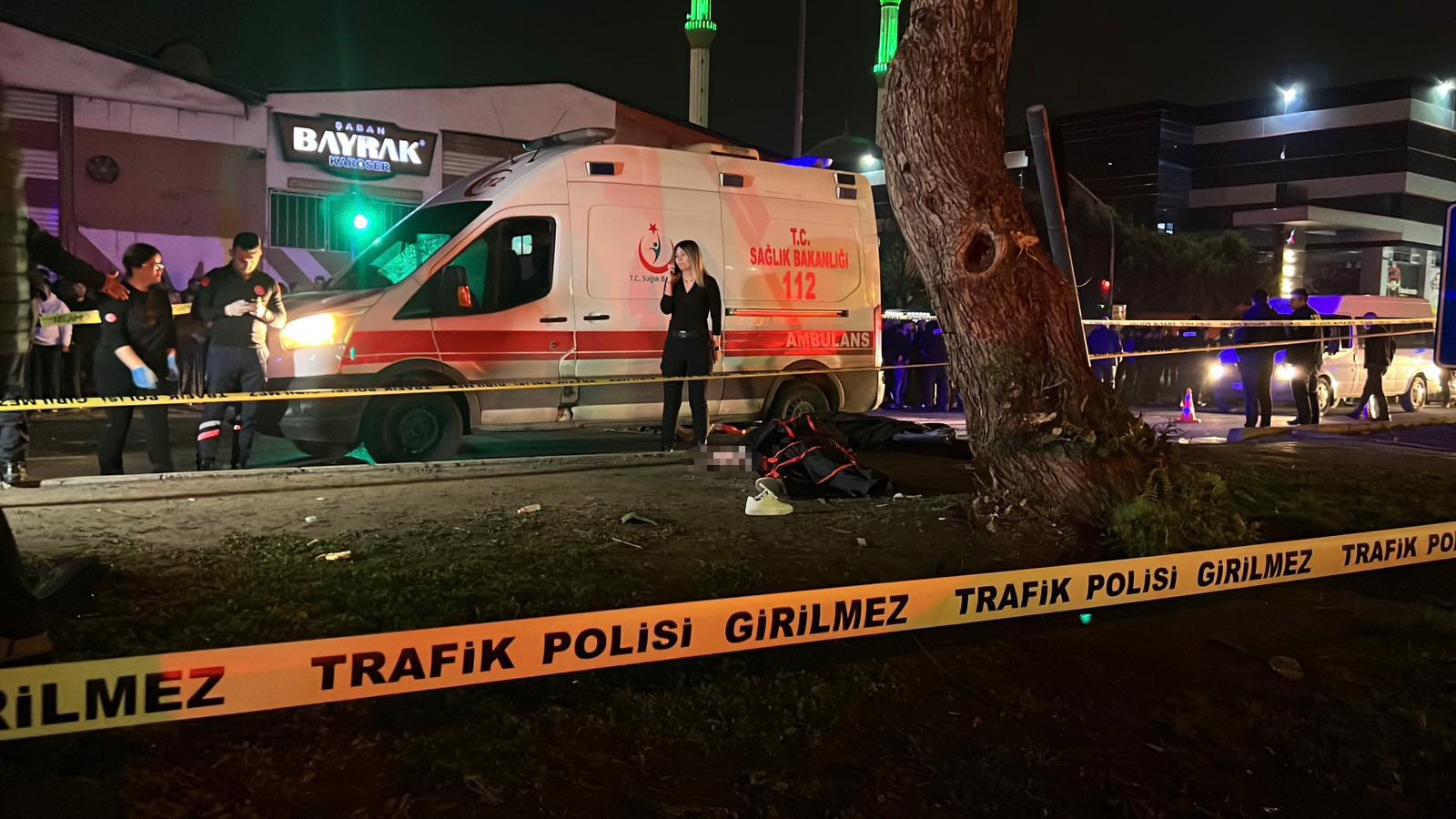 ARAÇ YAYA GEÇİDİNDEN GEÇMEK İSTEYEN VATANDAŞLARA ÇARPTI: 3 ÖLÜ, 3 YARALI