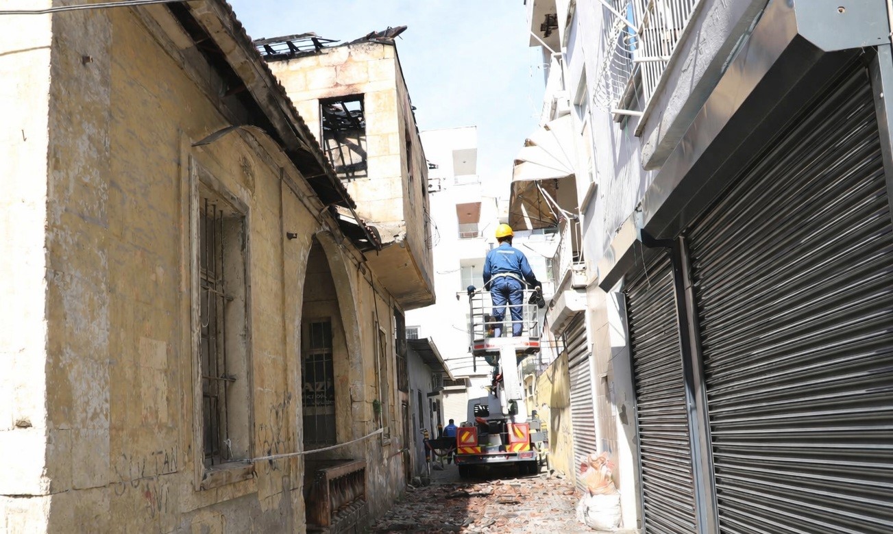 YANGINDA ZARAR GÖREN TARİHİ MERSİN EVİNİN ÇATISI TEMİZLENDİ