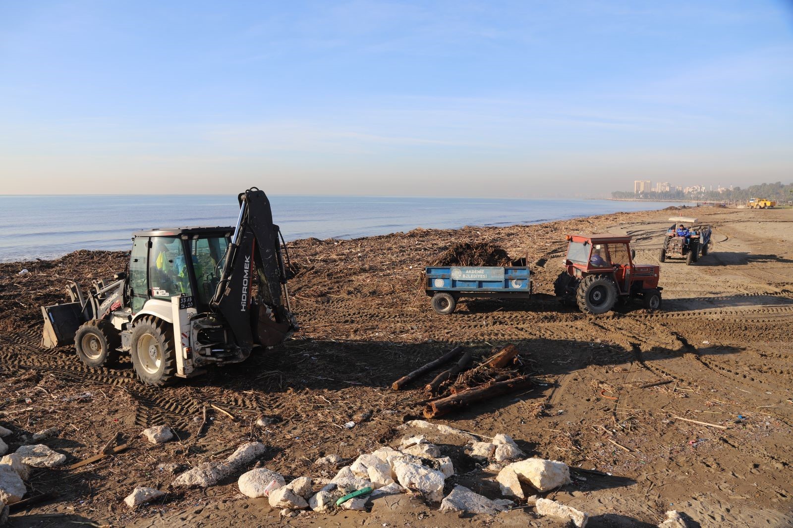 AKDENİZ BELEDİYESİNDEN SEL SONRASI YOĞUN ÇALIŞMA