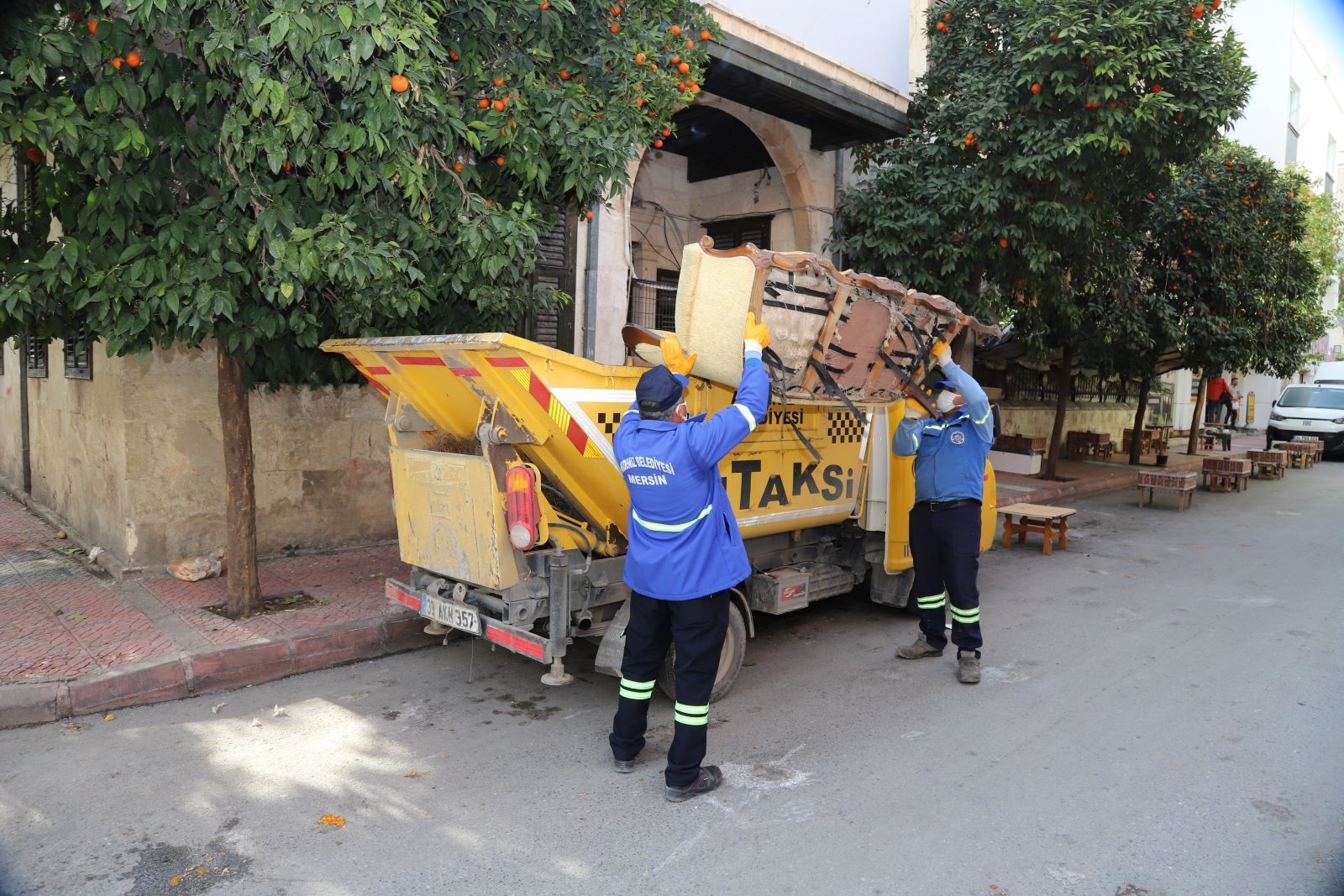 AKDENİZ’DE ÇÖP TAKSİLERLE ANİ BİRİKEN ATIKLARA HIZLI ÇÖZÜM