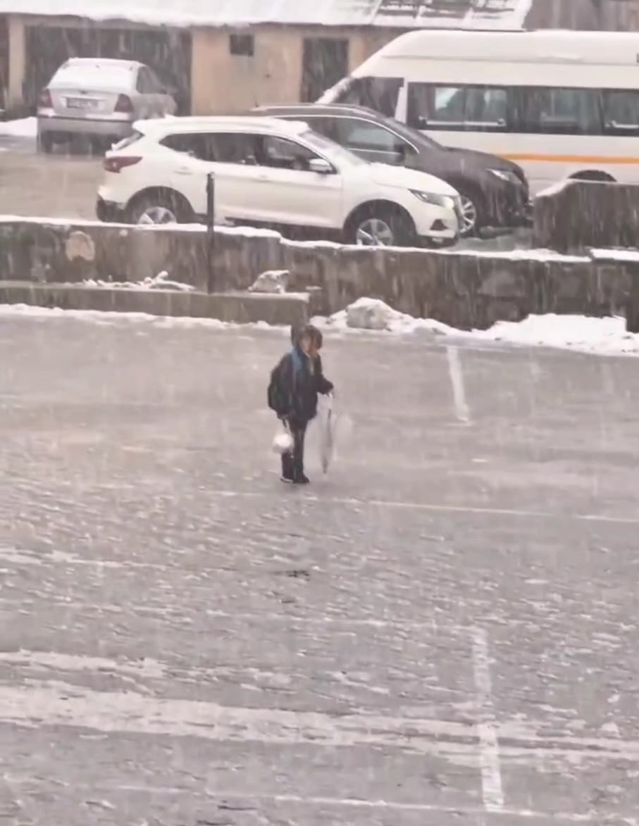 KAR ALTINDA İSTİKLAL MARŞI’NI OKUYAN ÇOCUK YÜREKLERİ ISITTI