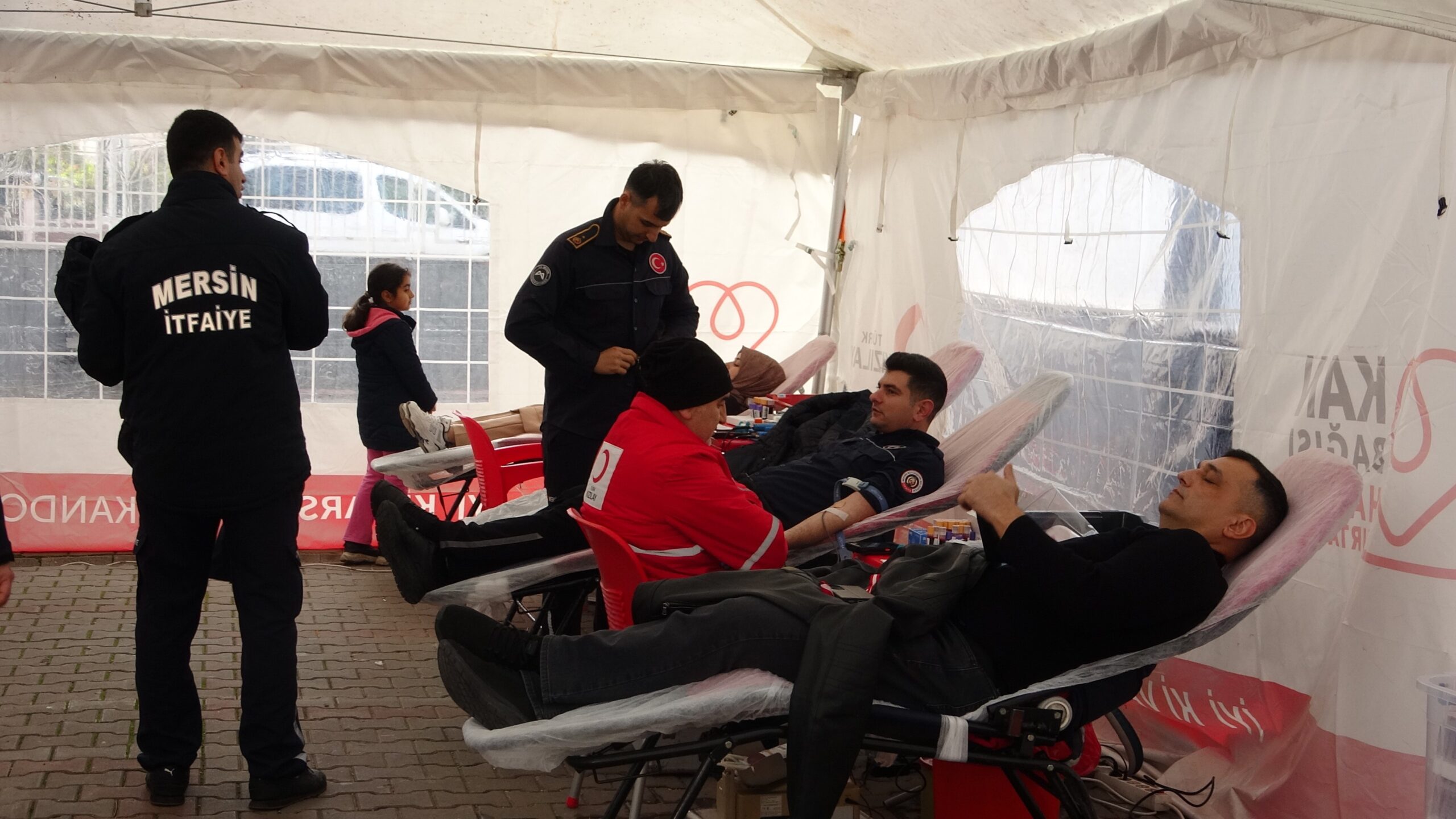 MERSİN’DE KAN VEREN İTFAİYE ERLERİ ÖĞRENCİLERDEN ALKIŞ ALDI