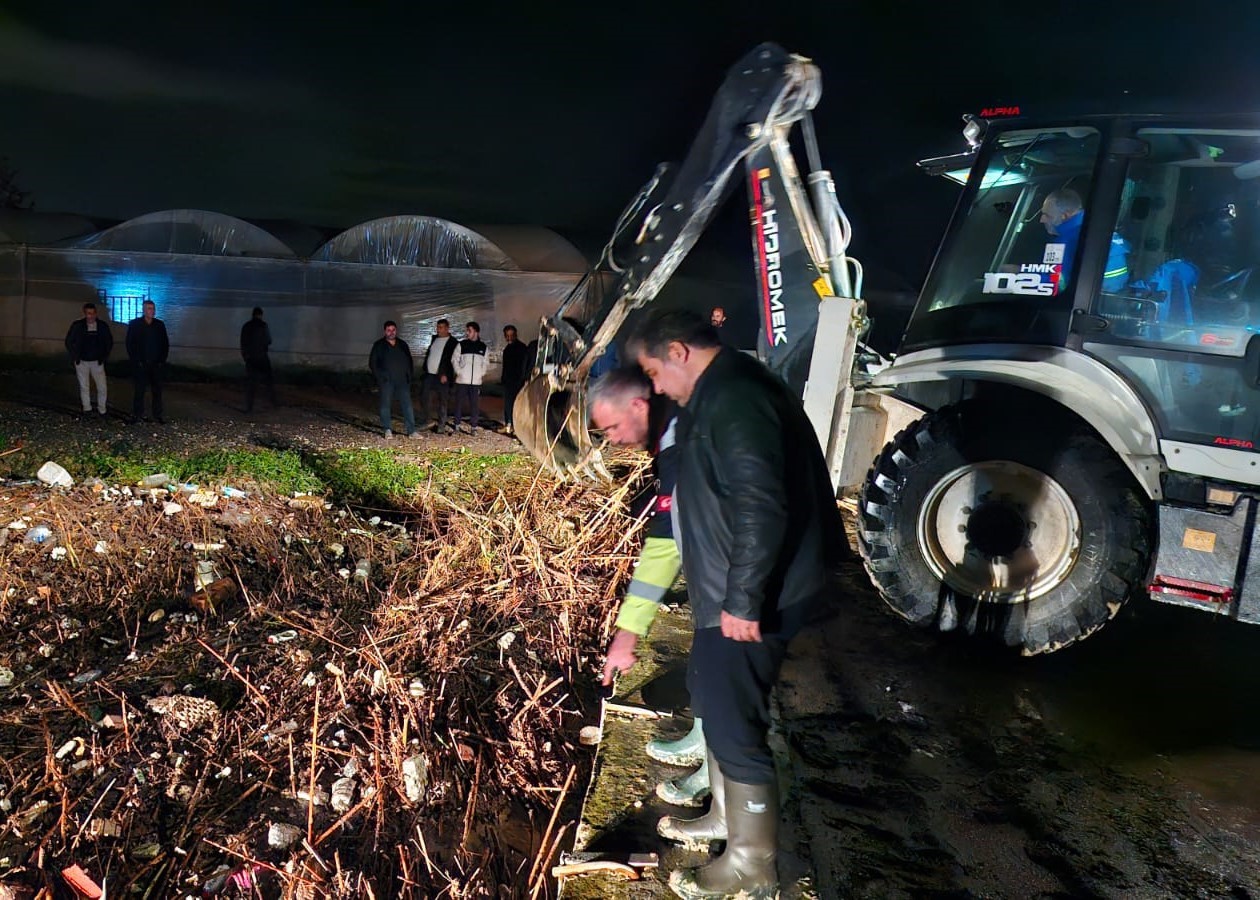 AKDENİZ’DE SAĞANAK MESAİSİ GECE BOYU SÜRDÜ