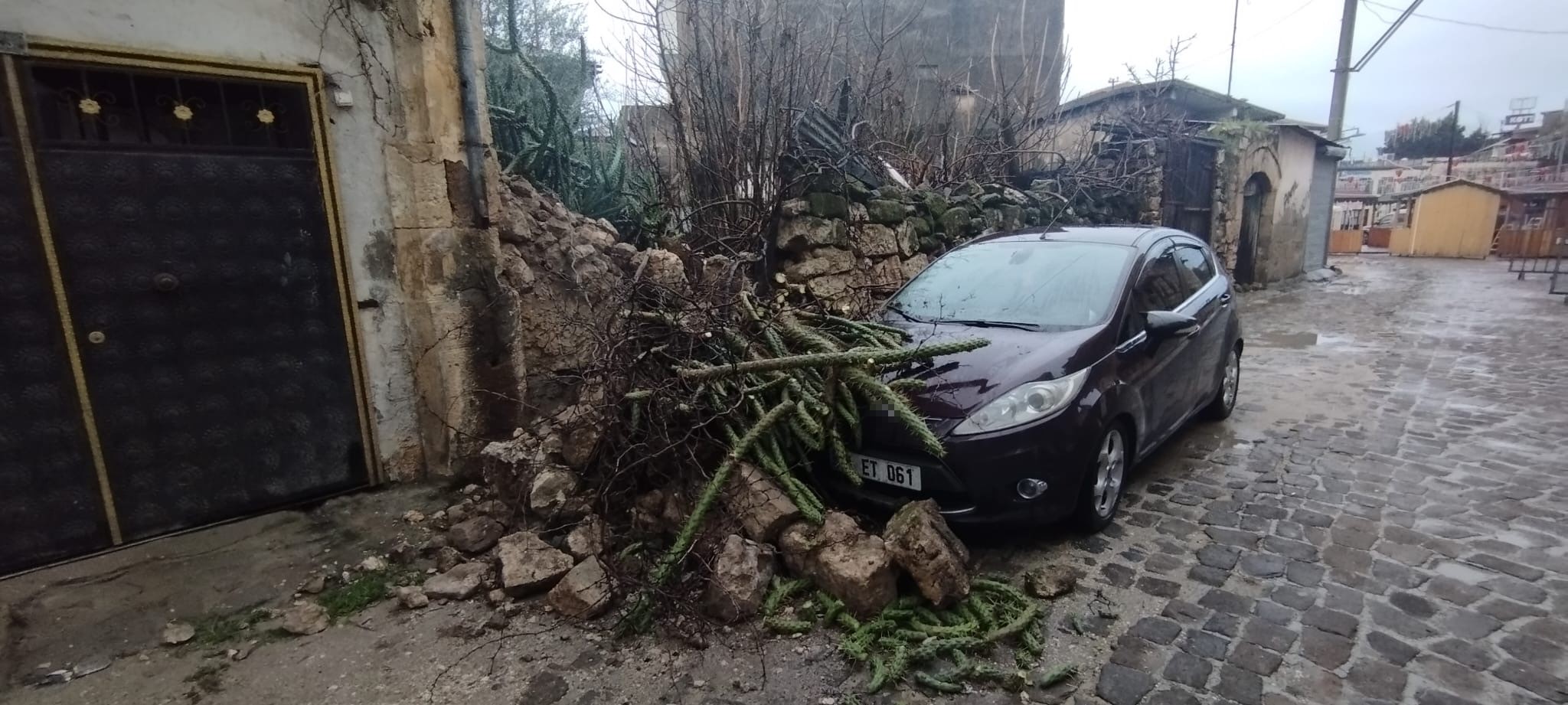 TARSUS’TA DUVAR ÇÖKTÜ, PARK HALİNDEKİ ARAÇ ZARAR GÖRDÜ