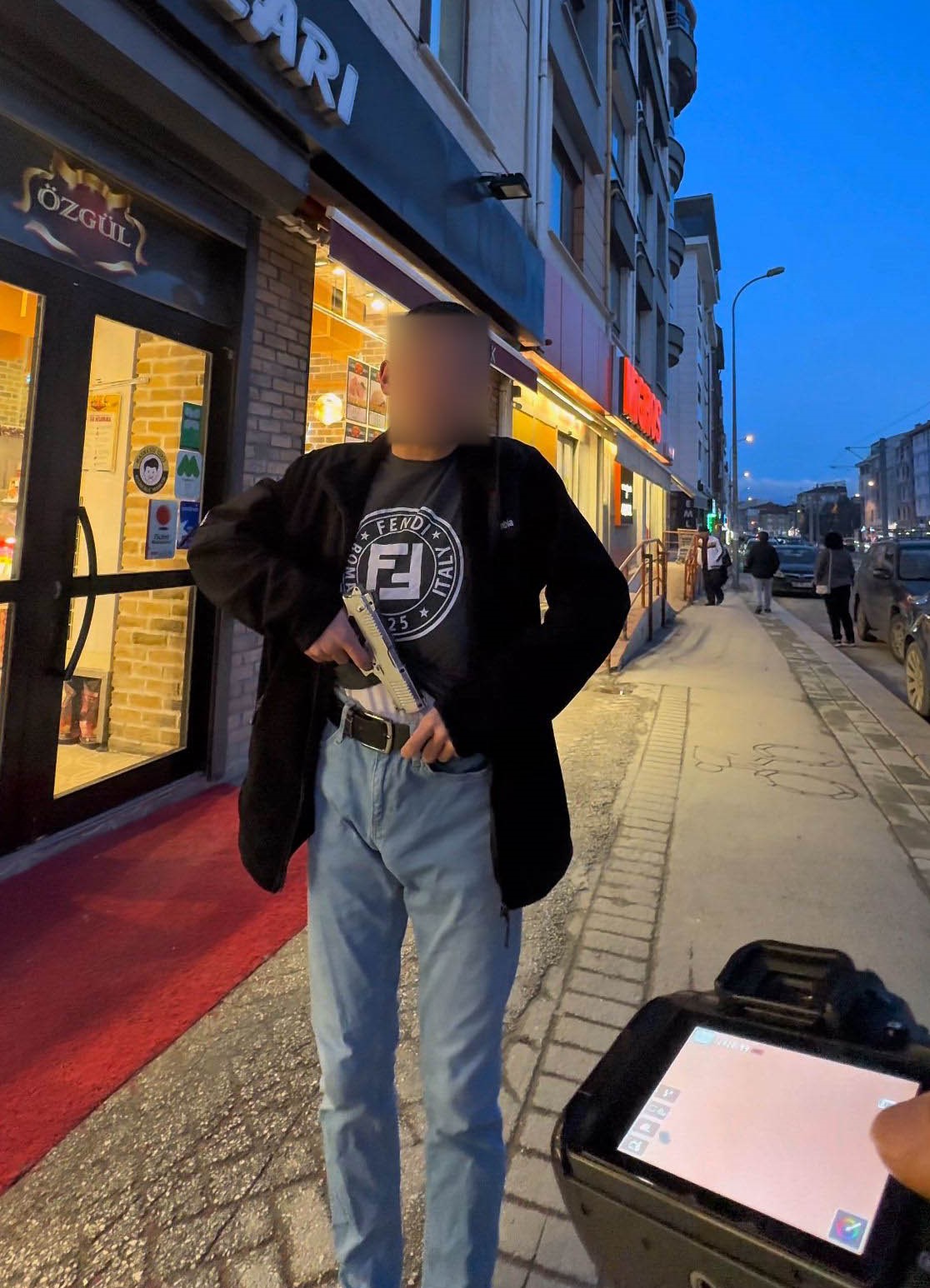 FOTOĞRAFINI ÇEKMEK İSTEDİĞİ ŞAHIS SİLAH ÇEKTİ, KORKU DOLU ANLAR KAMERAYA YANSIDI