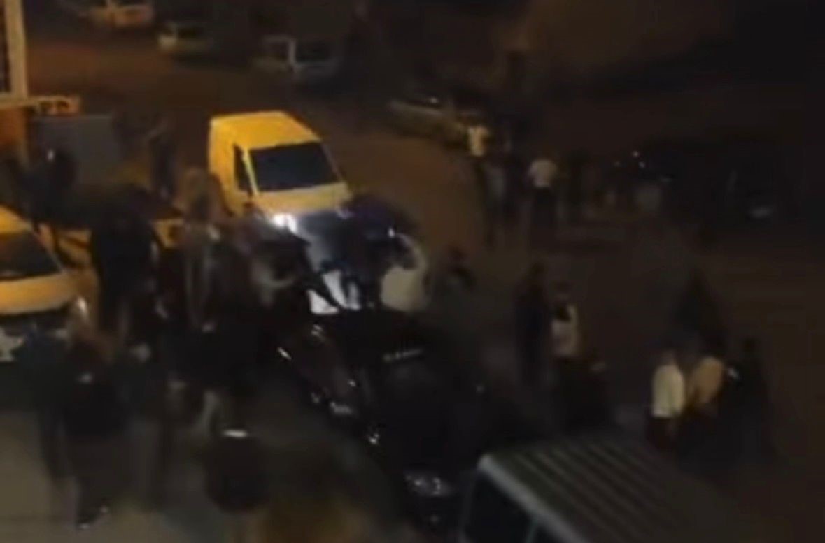 GAZİANTEP’TE KAN DONDURAN GÖRÜNTÜLER: ARACIYLA KAVGA EDENLERİ EZDİ