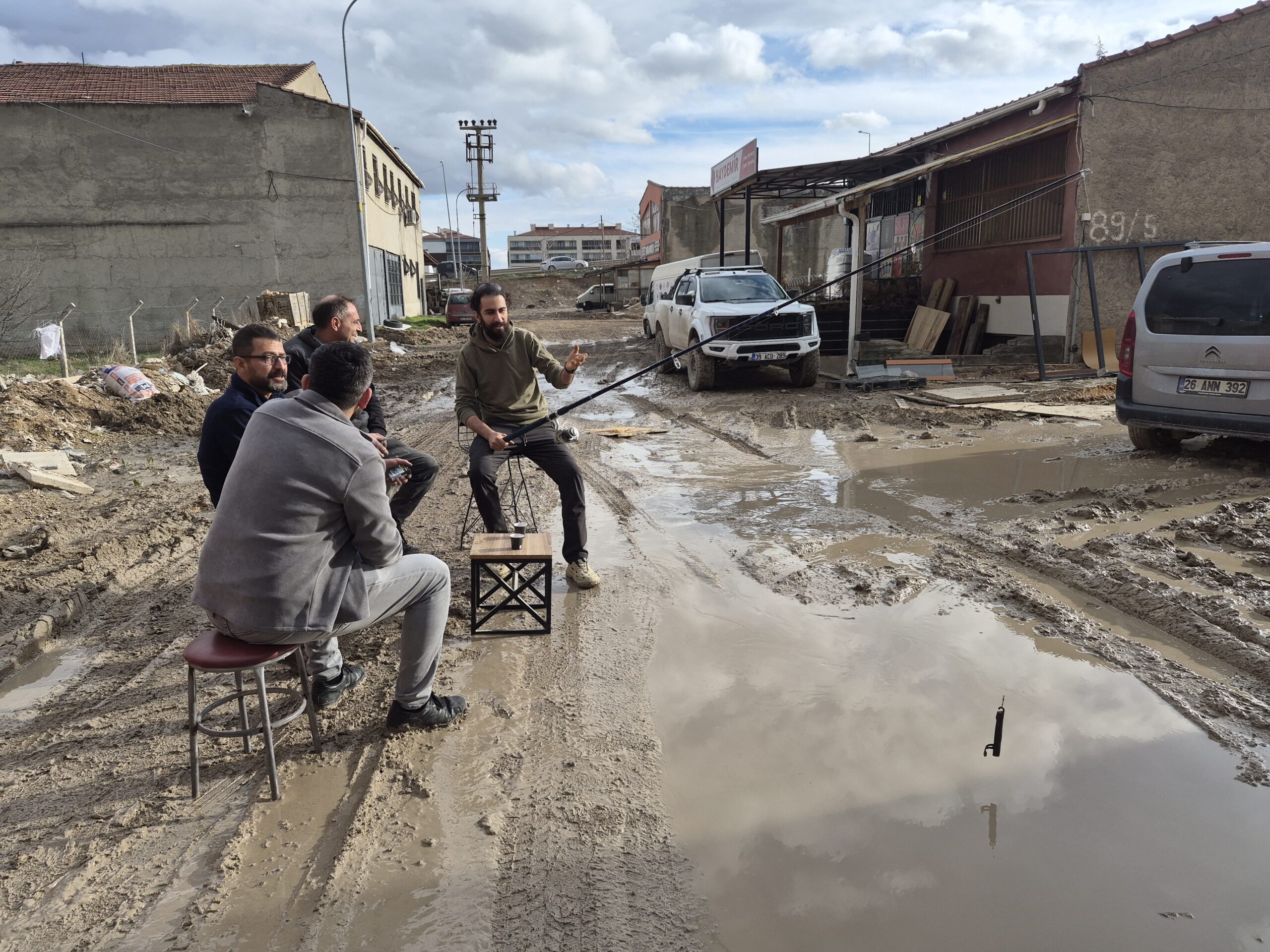 İZAHI OLMAYAN ŞEYİN MİZAHI OLDU: SÜREKLİ GÖLE DÖNEN SOKAKTA BALIK TUTMAYA BAŞLADILAR