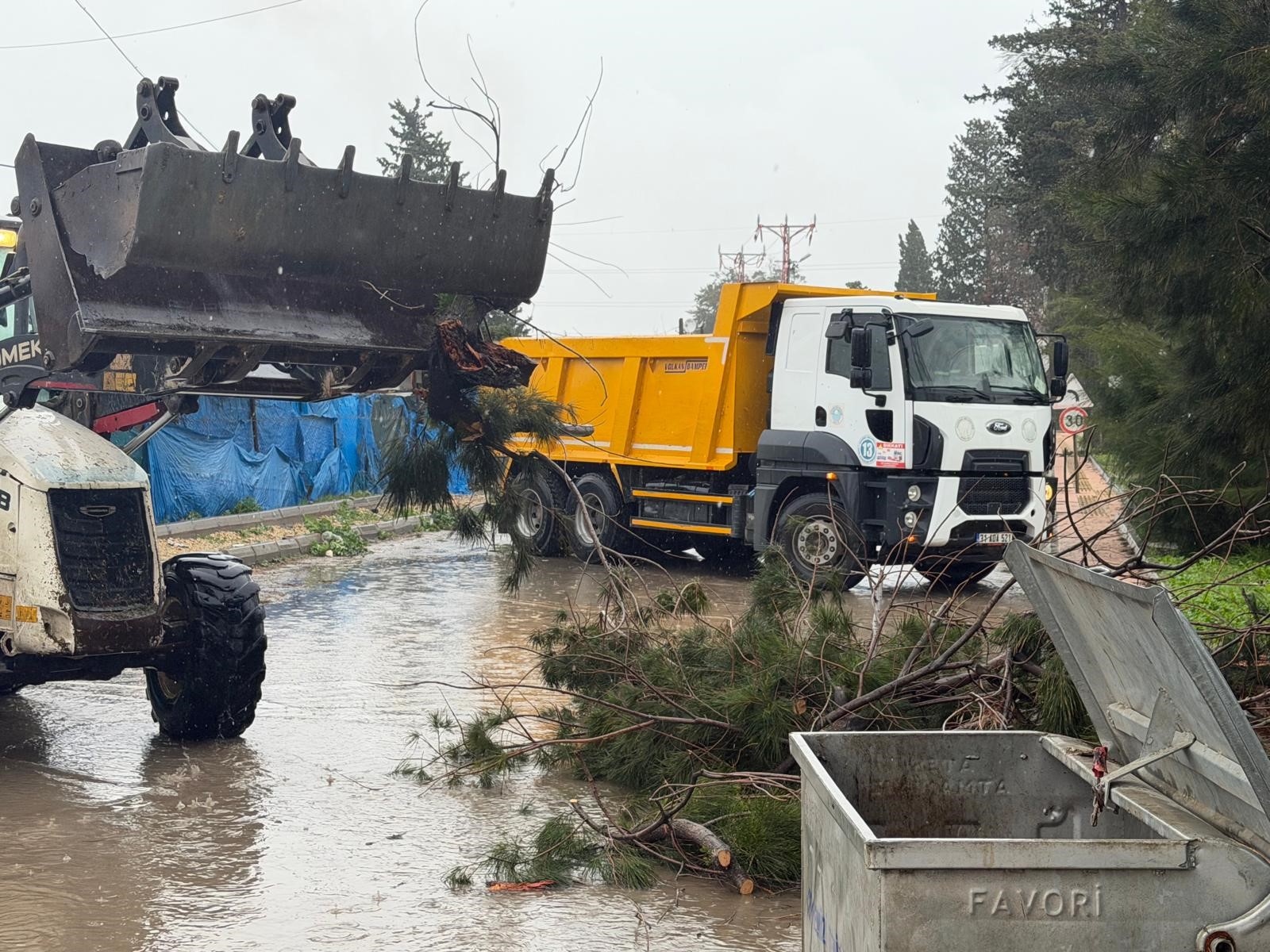AKDENİZ’DE FIRTINA SONRASI BELEDİYE EKİPLERİ TEYAKKUZDA