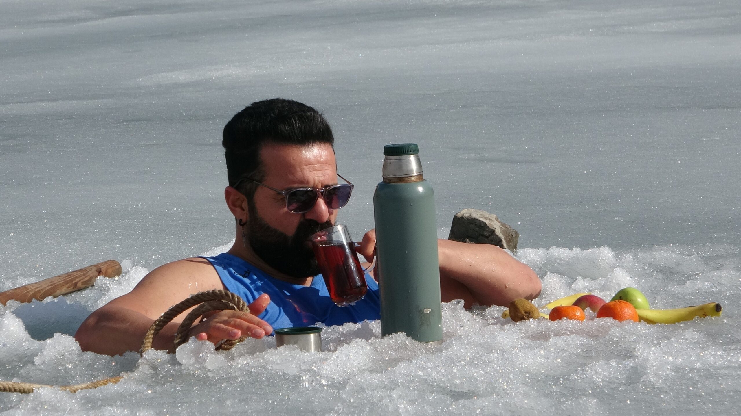SOĞUK SUYA SICAK DOKUNUŞ: MACERACI ÖĞRETMEN BUZU KIRIP GİRDİĞİ SUDA ÇAYINI YUDUMLADI