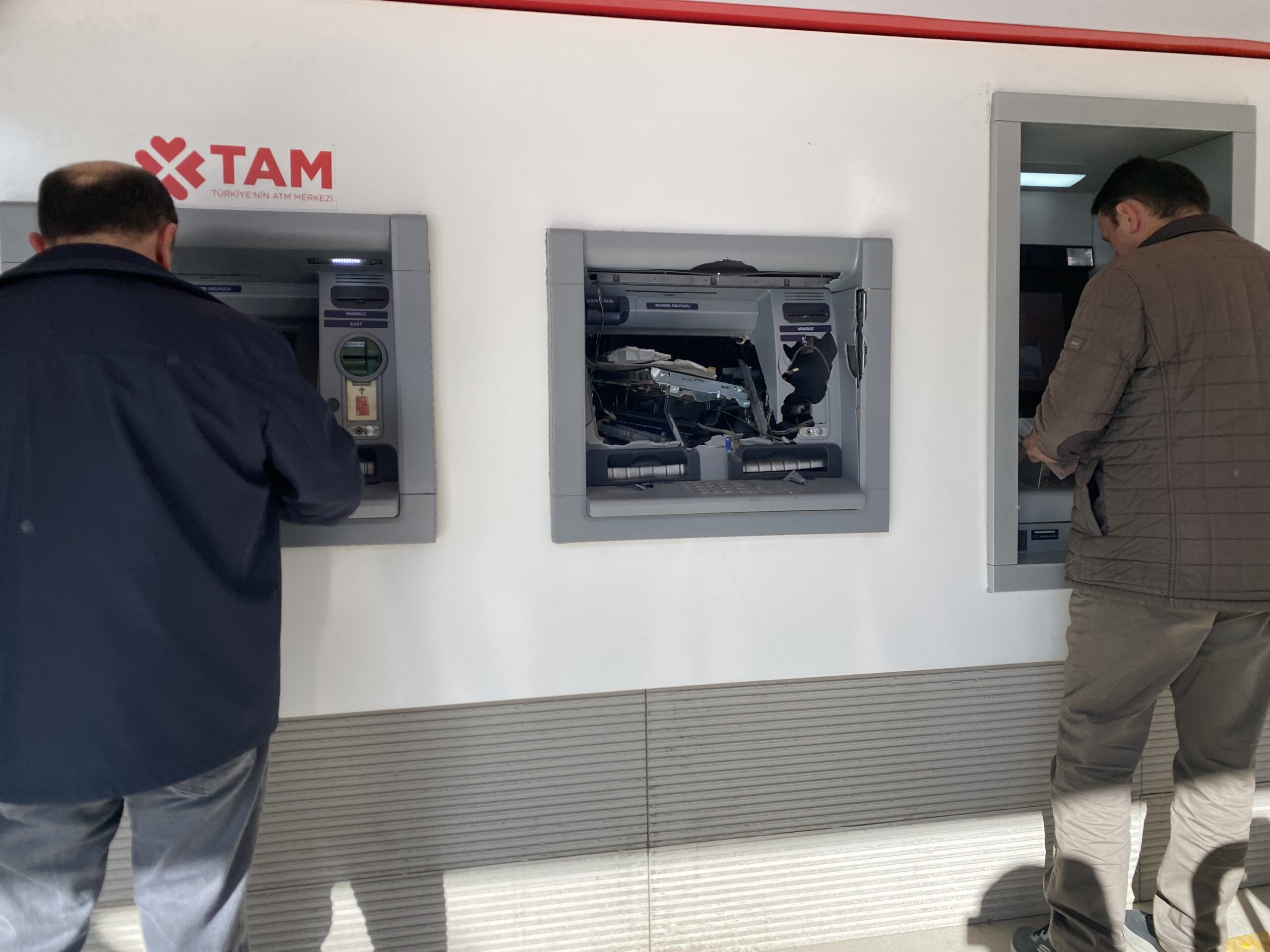 PARA ÇEKEMEDİĞİ ATM’Yİ BALYOZLA PARÇALADI