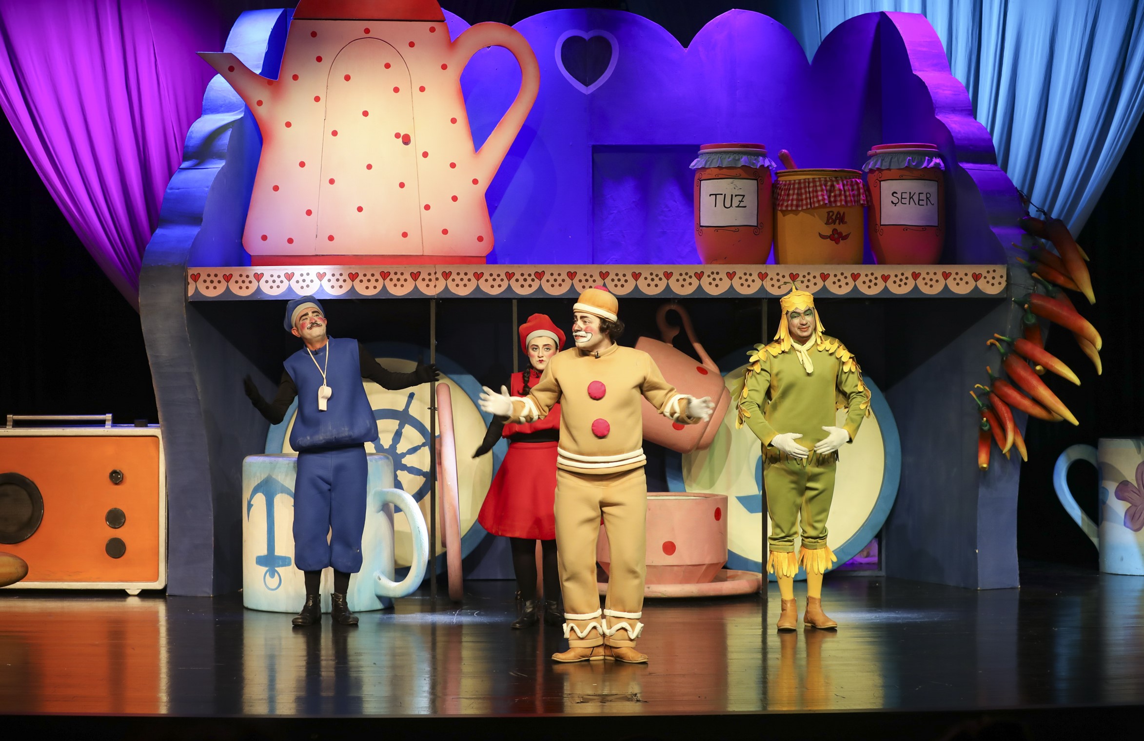 MERSİN ŞEHİR TİYATROSUNA KÜÇÜK ELLERDEN BÜYÜK ALKIŞ