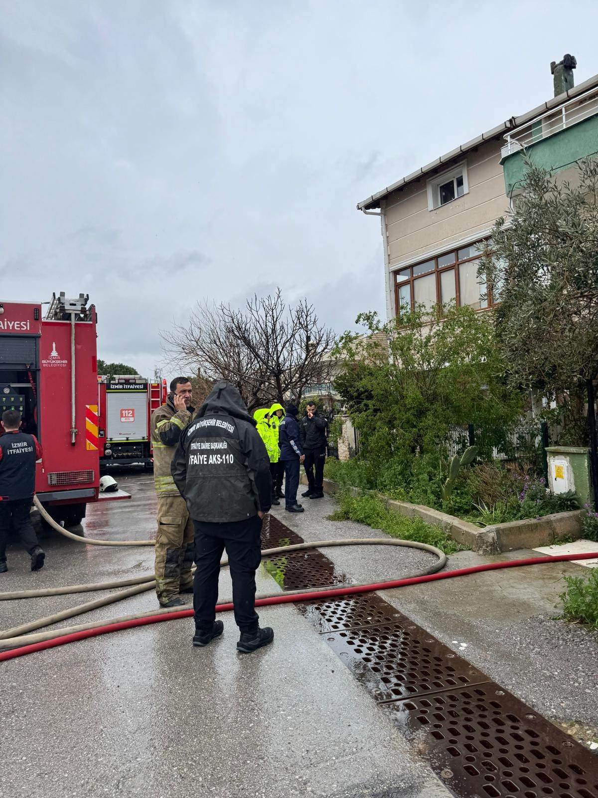 İZMİR’DE ÇIKAN EV YANGININDA BİR KİŞİ HAYATINI KAYBETTİ