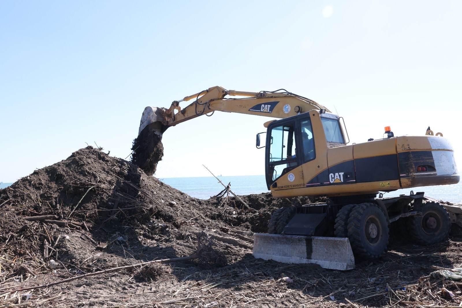 MERSİN SAHİLLERİNDE SELİN DENİZE TAŞIDIĞI BALÇIKLAR TEMİZLENİYOR