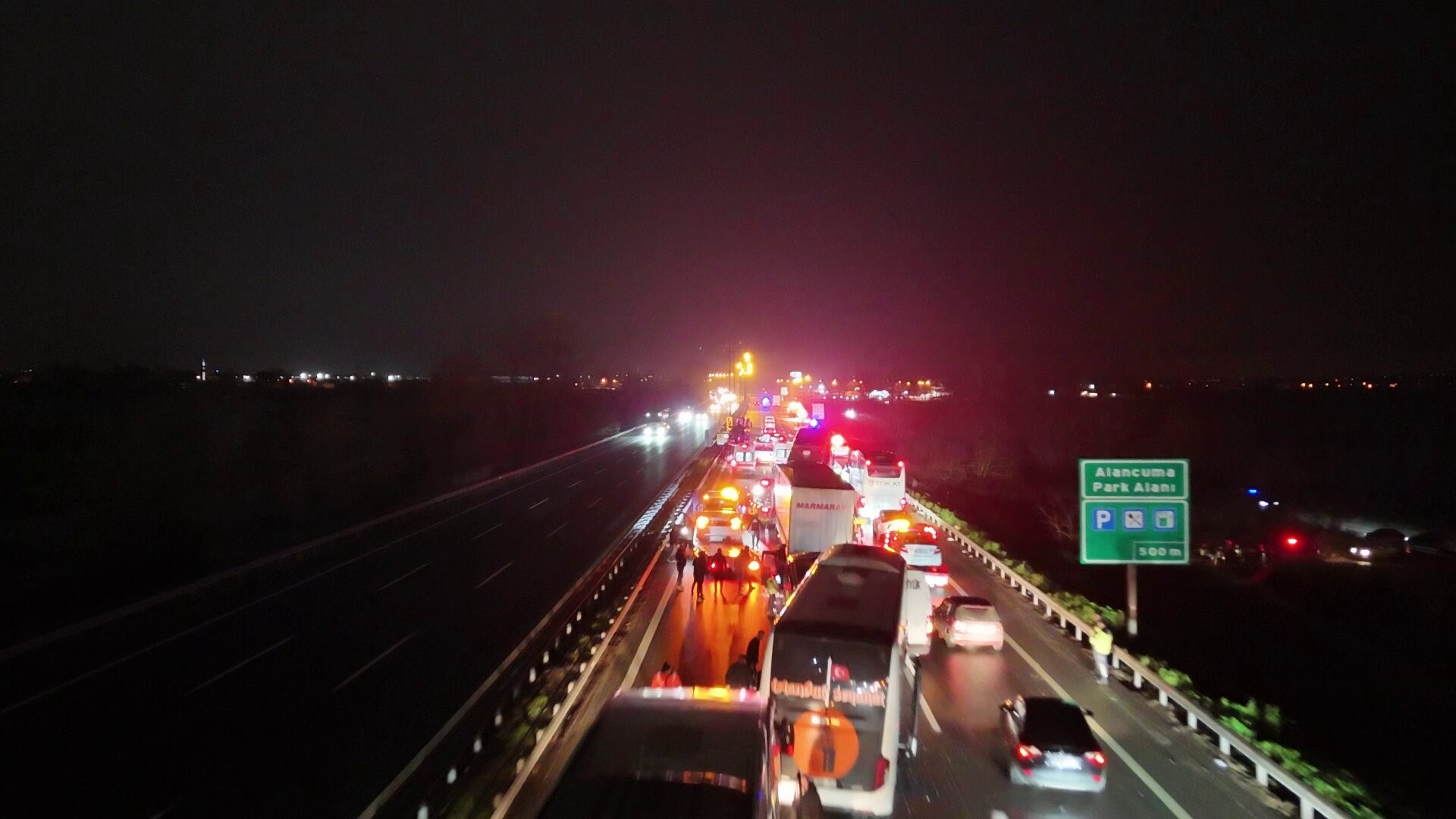 SAKARYA’DA 16 ARACIN KARIŞTIĞI ZİNCİRLEME KAZADA 4’Ü AĞIR 13 YARALI: OLAY YERİ BÖYLE GÖRÜNTÜLENDİ