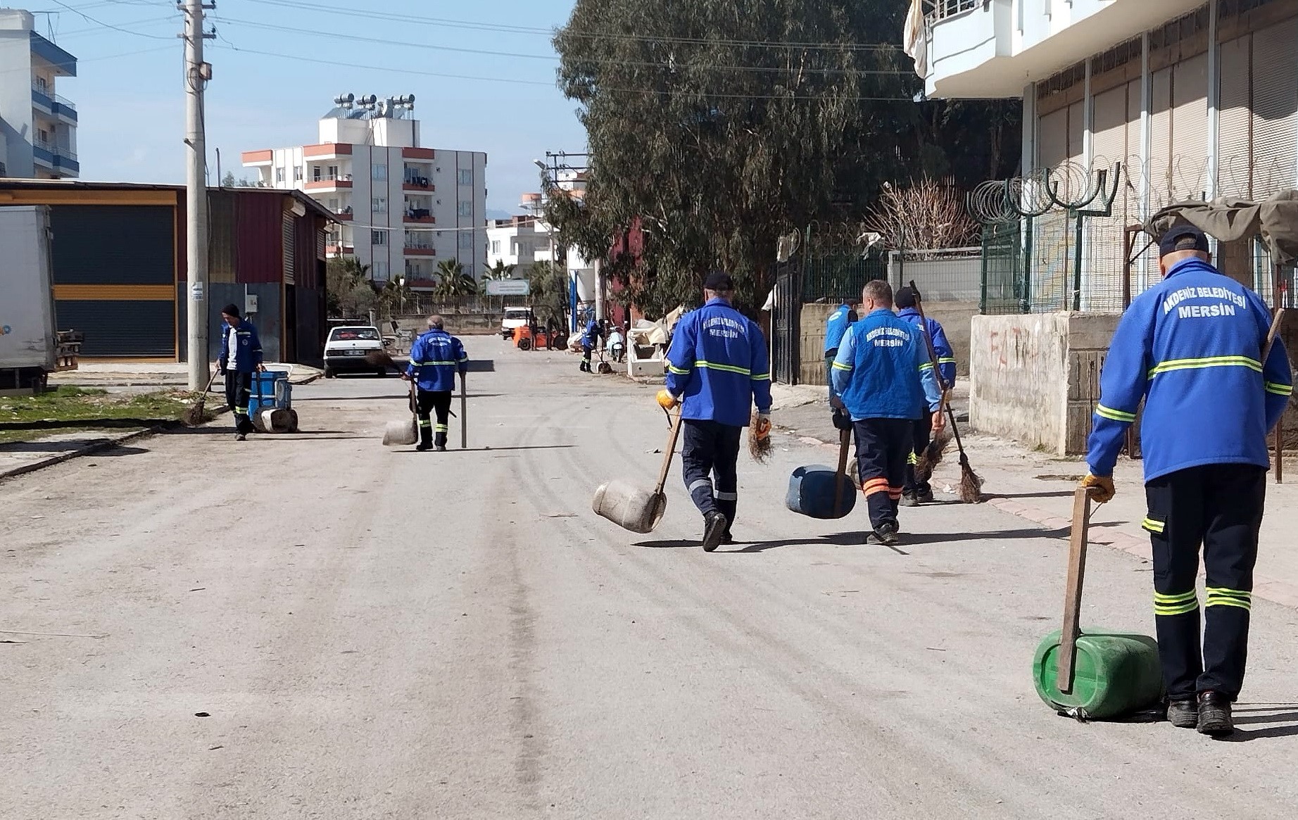 AKDENİZ BELEDİYESİNDEN 65 MAHALLEDE ARALIKSIZ TEMİZLİK
