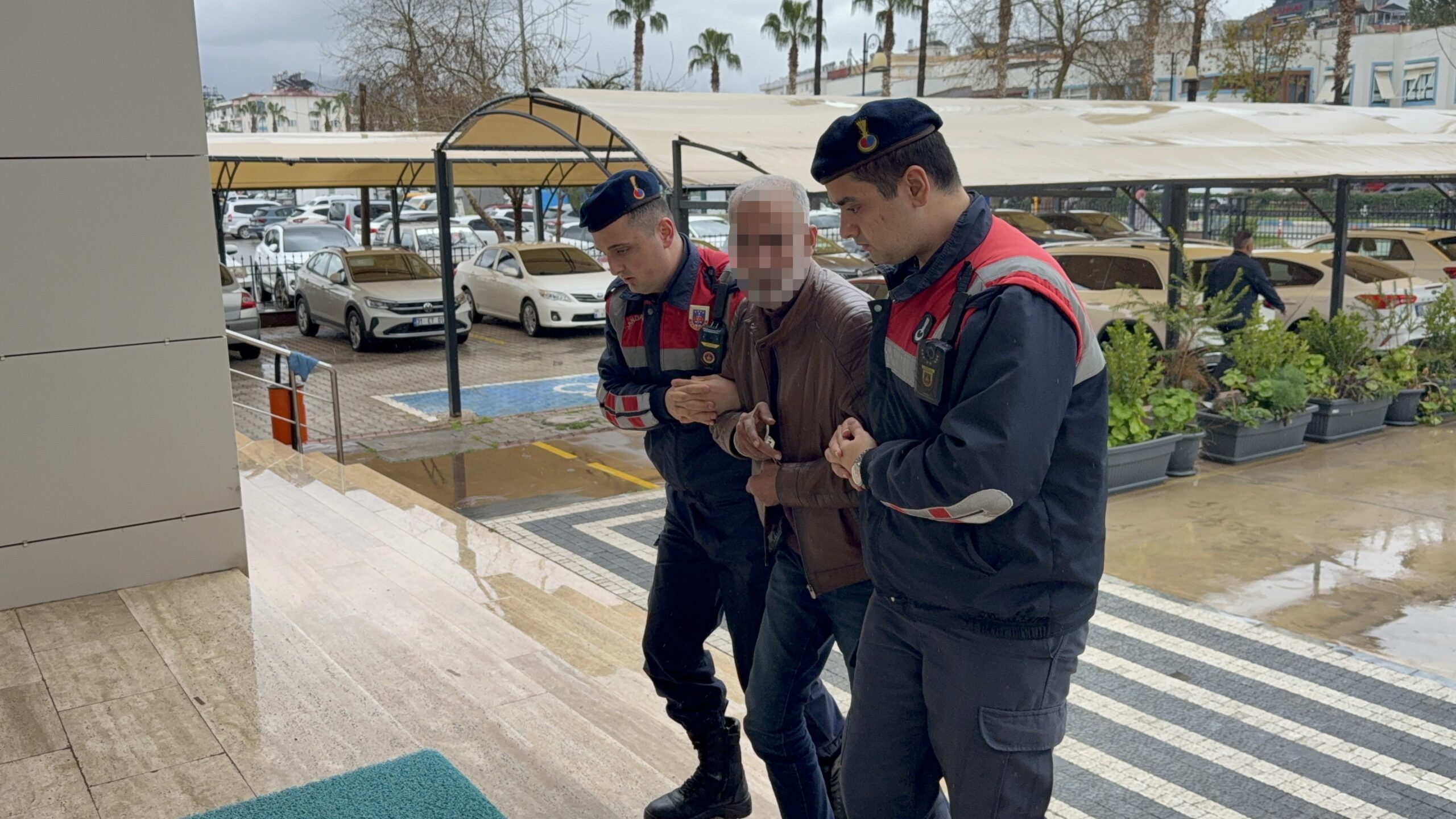 YOL KENARINDA ÖLÜ BULUNAN KADININ KOCASI İLE OĞLU TUTUKLANDI