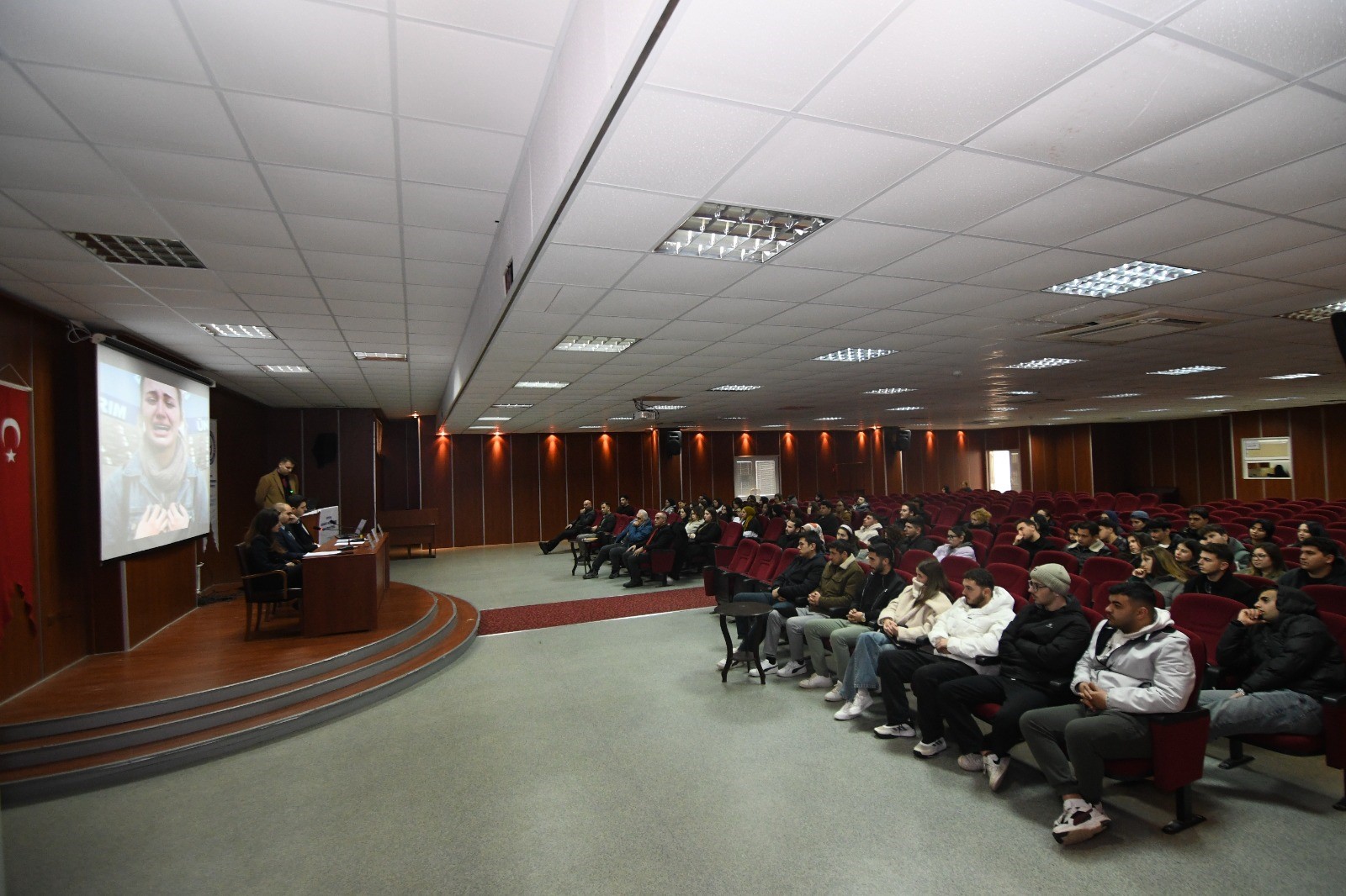 ÜNİVERSİTE ÖĞRENCİLERİ DOLANDIRICILIĞA KARŞI BİLGİLENDİRİLDİ