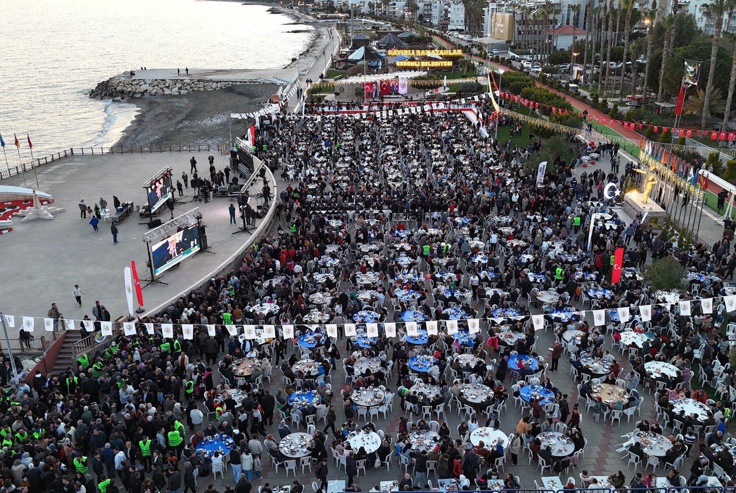 10 BİN KİŞİ DENİZ KENARINDA İFTARDA BULUŞTU