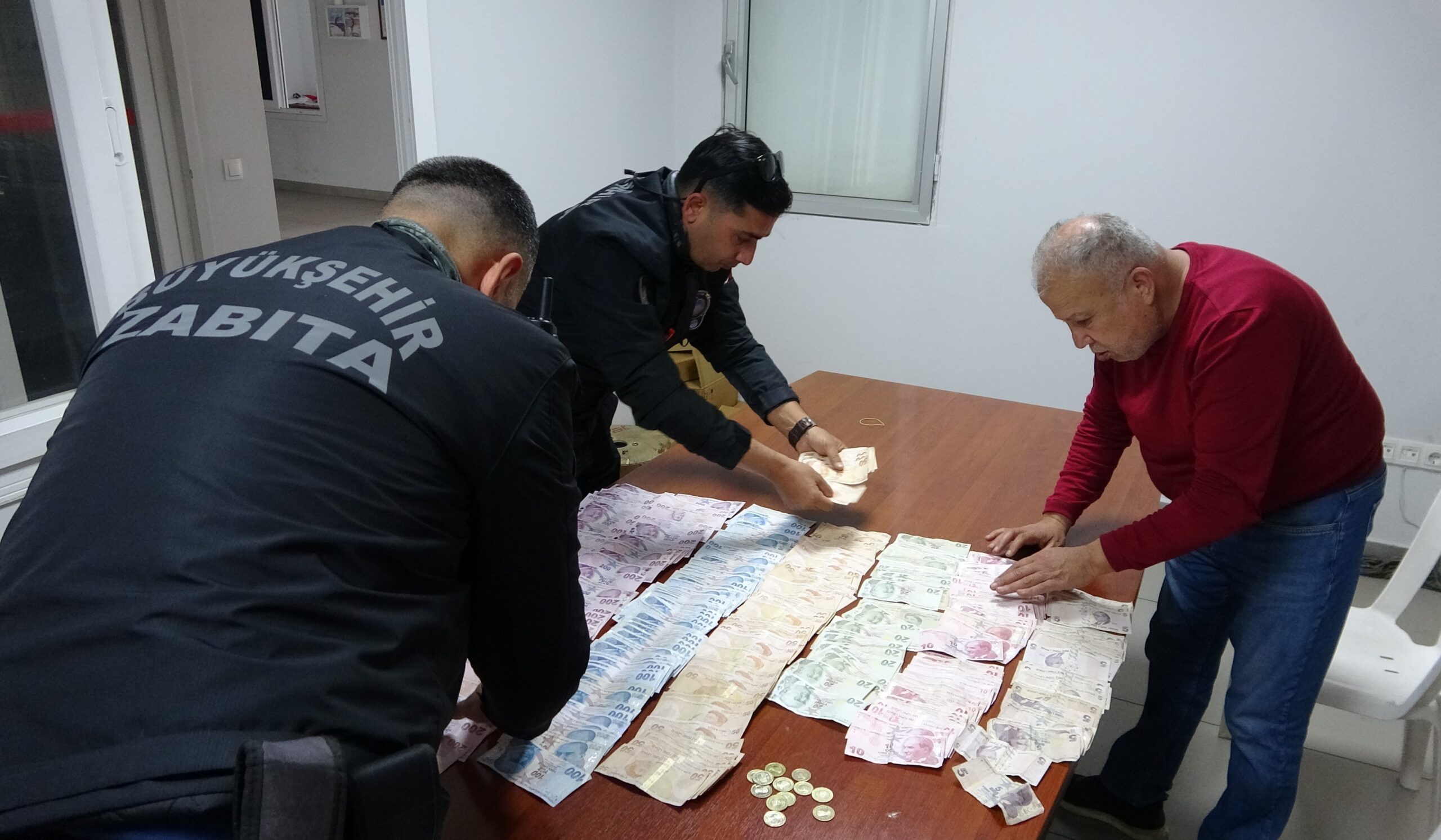 MERSİN’DE DİLENCİLERİN ÜZERİNDEN 24 BİN 577 TL ÇIKTI