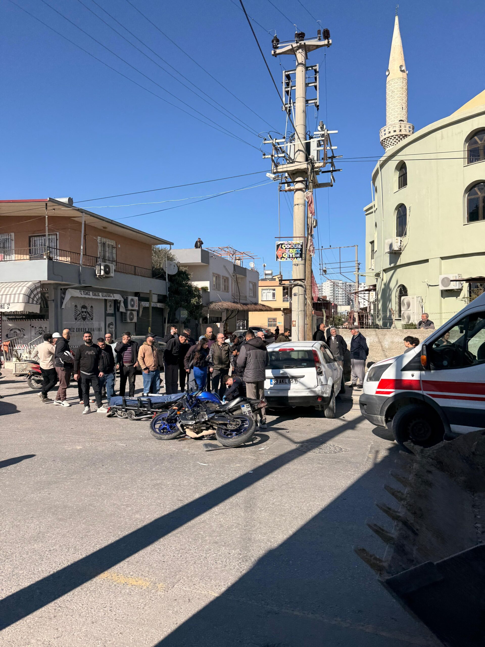 TARSUS’TA OTOMOBİL İLE MOTOSİKLET ÇARPIŞTI: 2 YARALI