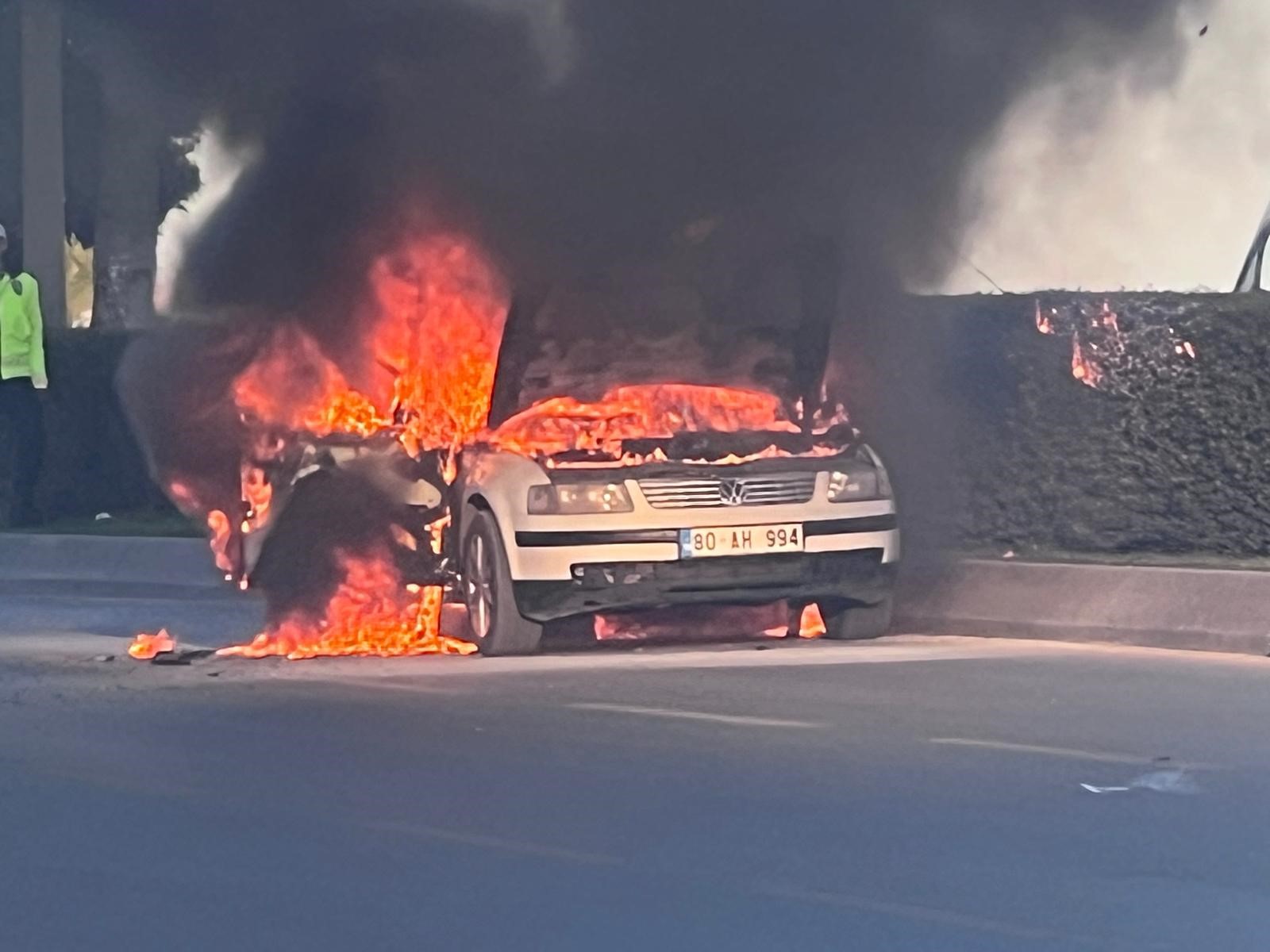 SEYİR HALİNDEKİ OTOMOBİL ALEV ALEV YANDI: 2 KİŞİ SON ANDA KURTULDU