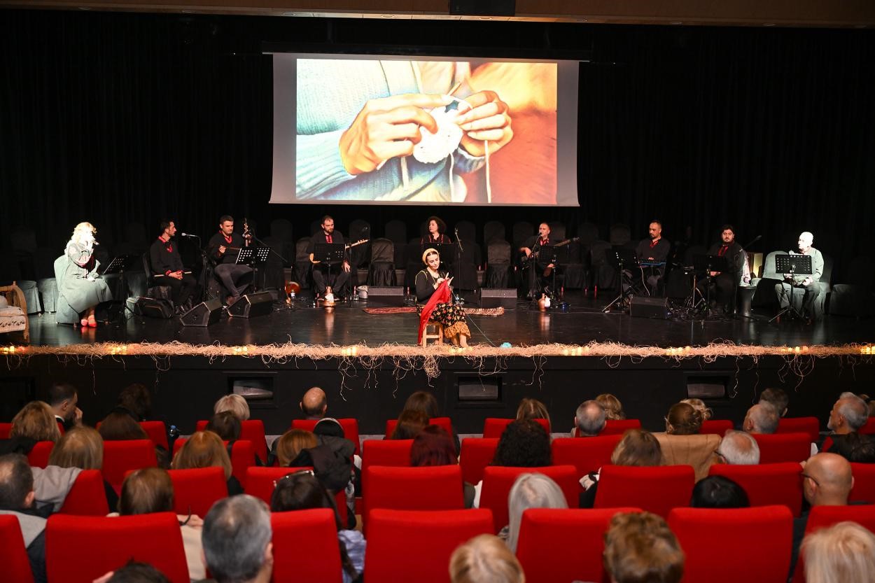 MERSİN’DE ‘İLMEK İLMEK KADIN’ GÖSTERİSİ İZLEYENLERİ DUYGULANDIRDI