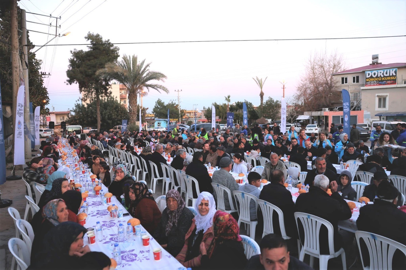 AKDENİZ’DE RAMAZAN BEREKETİ İFTAR SOFRASINDA PAYLAŞILDI