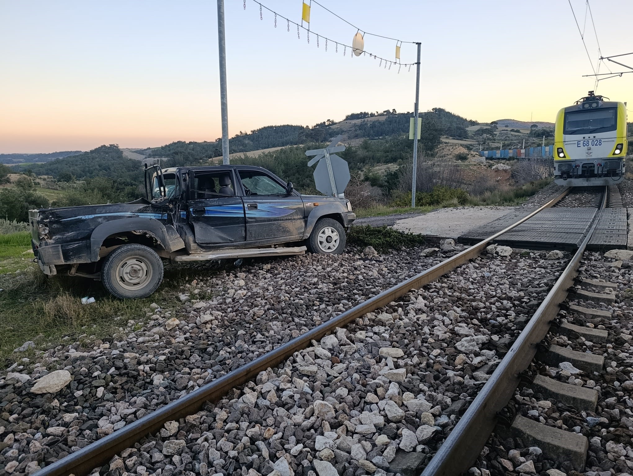 TREN PİKABA ÇARPTI