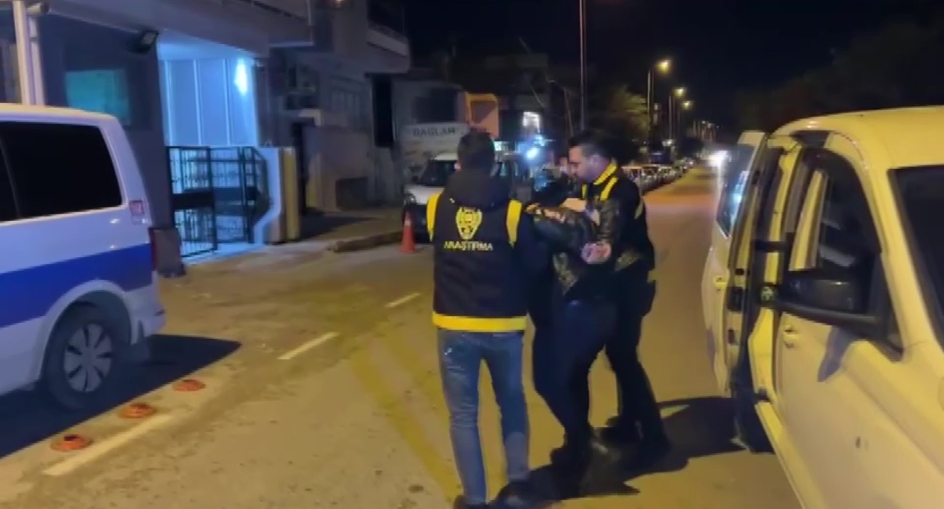 SOPAYLA SÜRÜCÜNÜN ÜZERİNE YÜRÜYEN TAKSİCİYE 201 BİN LİRA CEZA VE TUTUKLAMA