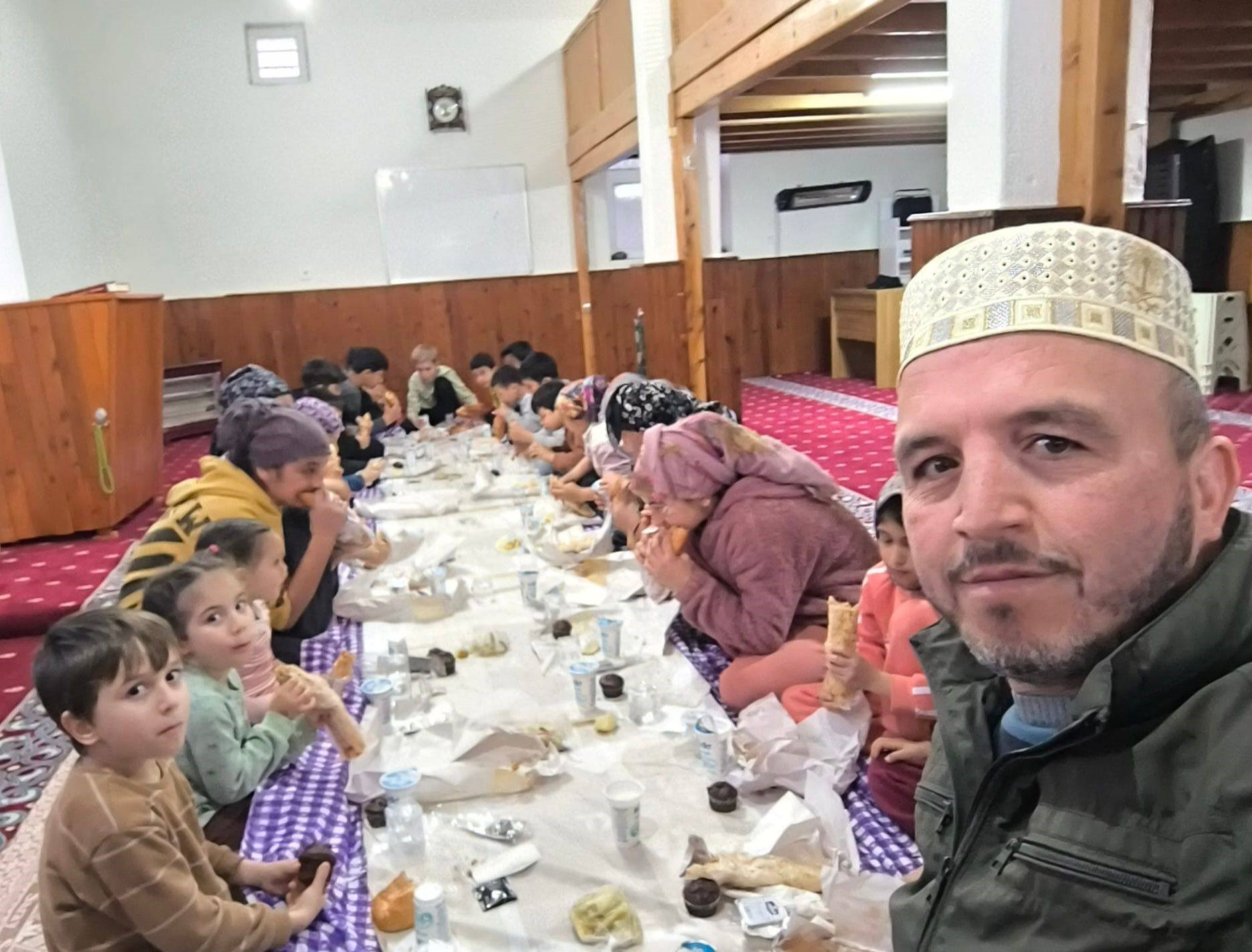 SİLİFKE’DE ÇOCUKLAR İFTARINI CAMİDE AÇTI