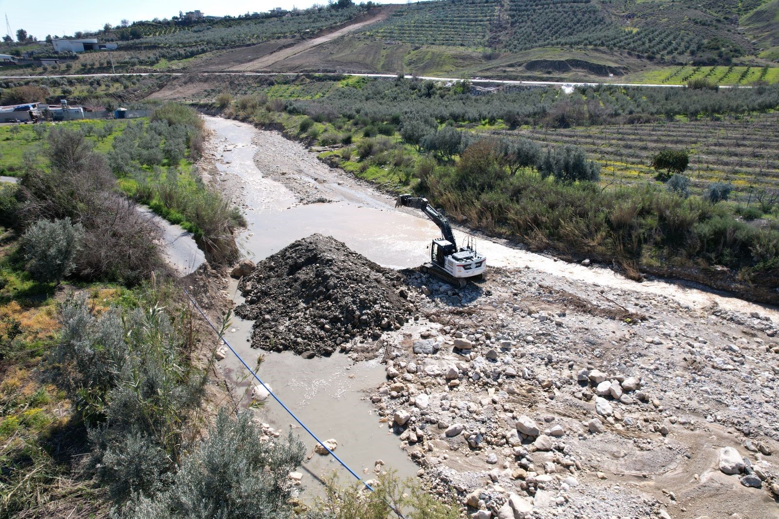 AKDENİZ BELEDİYESİNDEN TAŞKIN RİSKİNE KARŞI YOĞUN MESAİ