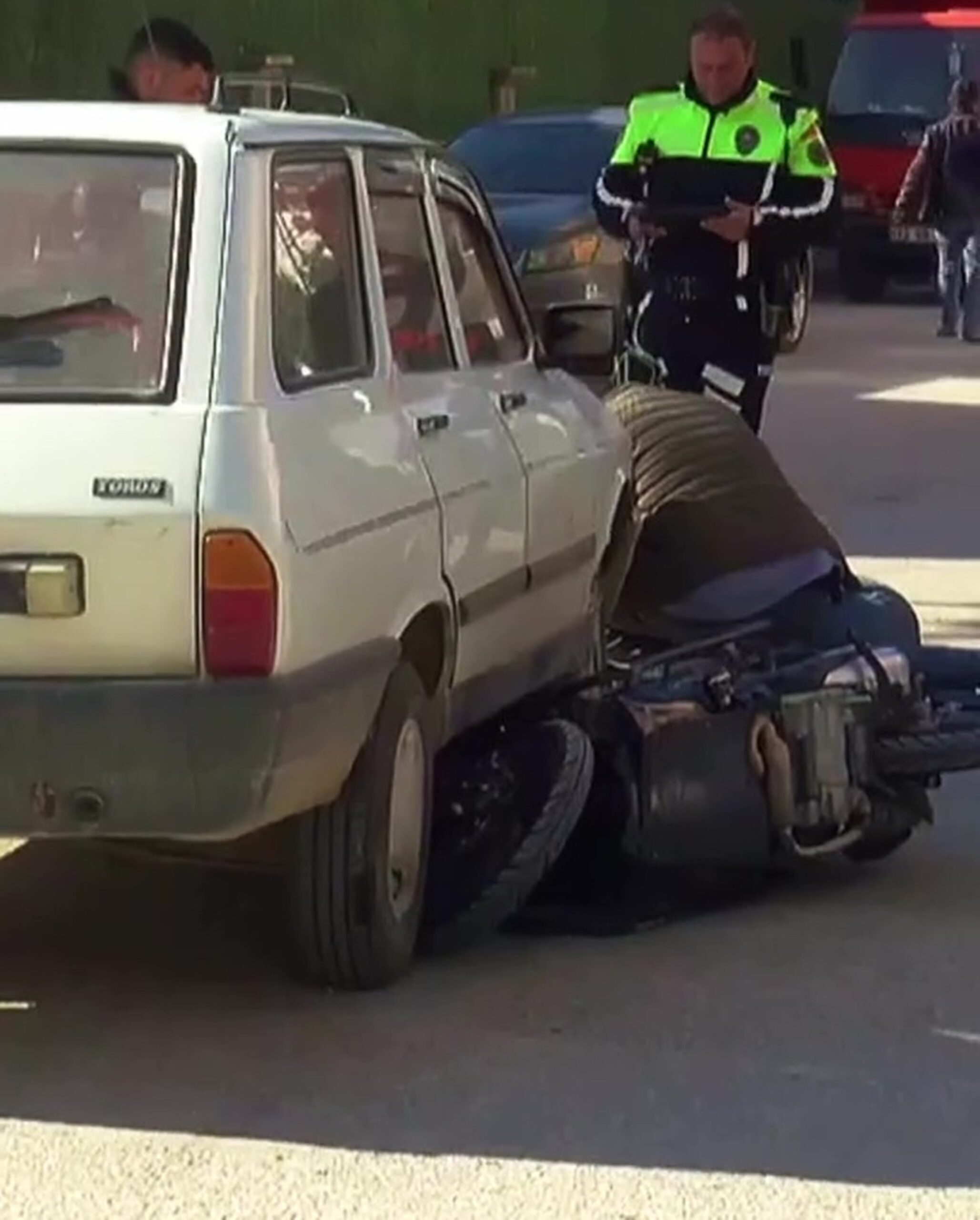 OTOMOBİL İLE MOTOSİKLET ÇARPIŞTI: 1 YARALI