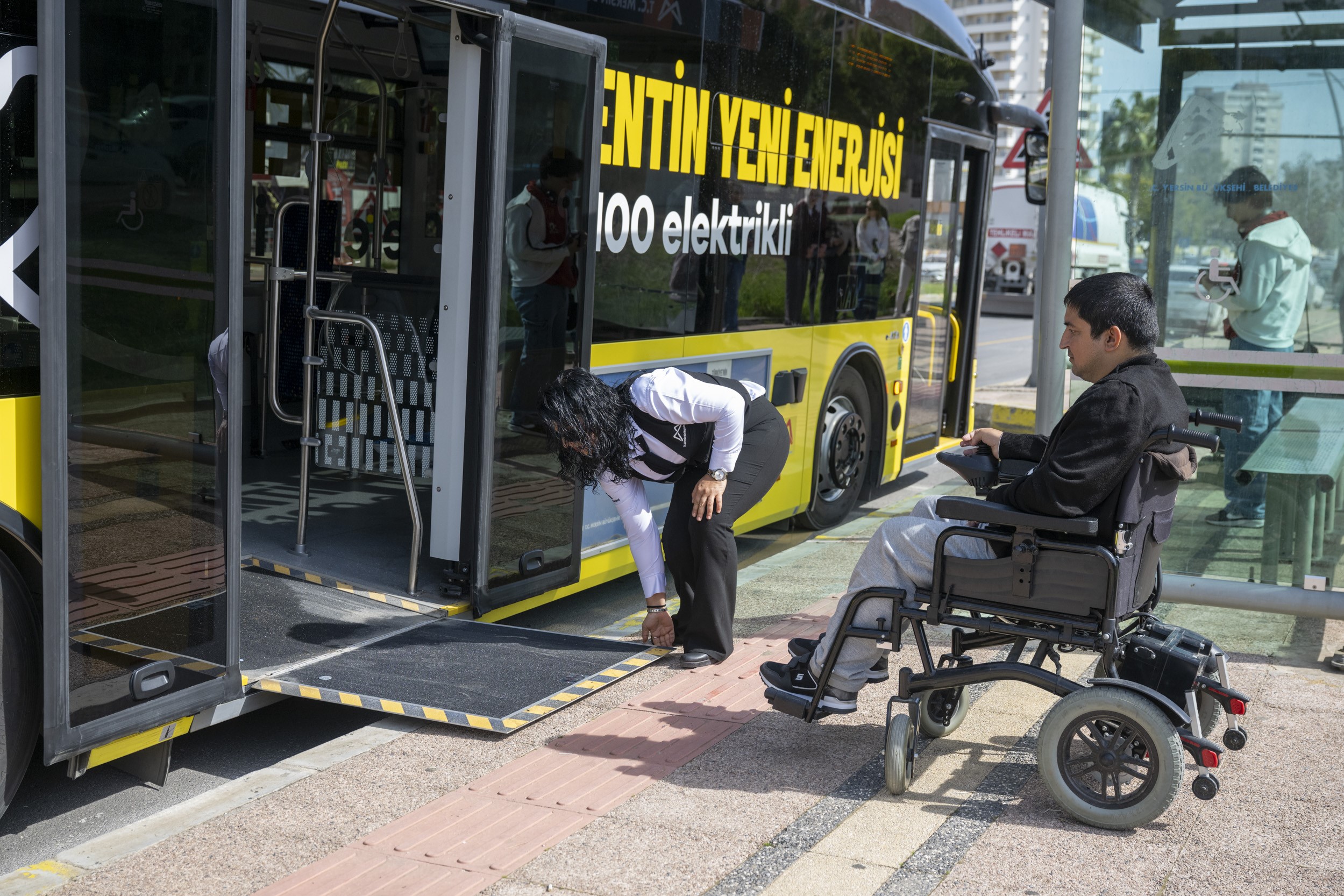 MERSİN’DE ÖZEL BİREYLER İÇİN ‘ENGELSİZ ULAŞIM’ UYGULAMASI HAYATA GEÇİRİLDİ