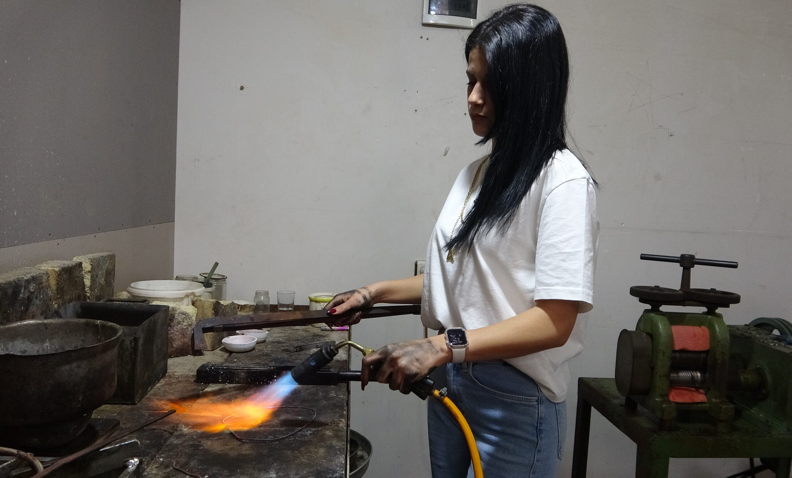 OJELİ TIRNAKLARIYLA ERKEK EGEMEN MESLEKTE USTA OLDU