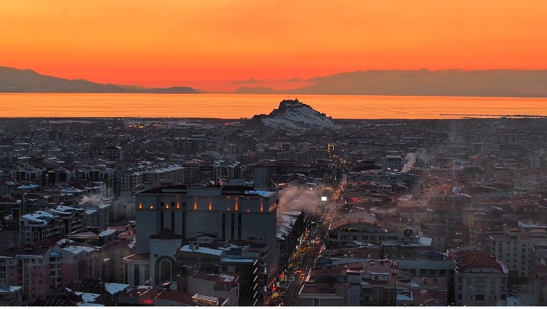 VAN GÖLÜ’NDE GÜNEŞİN VEDASI MEST ETTİ
