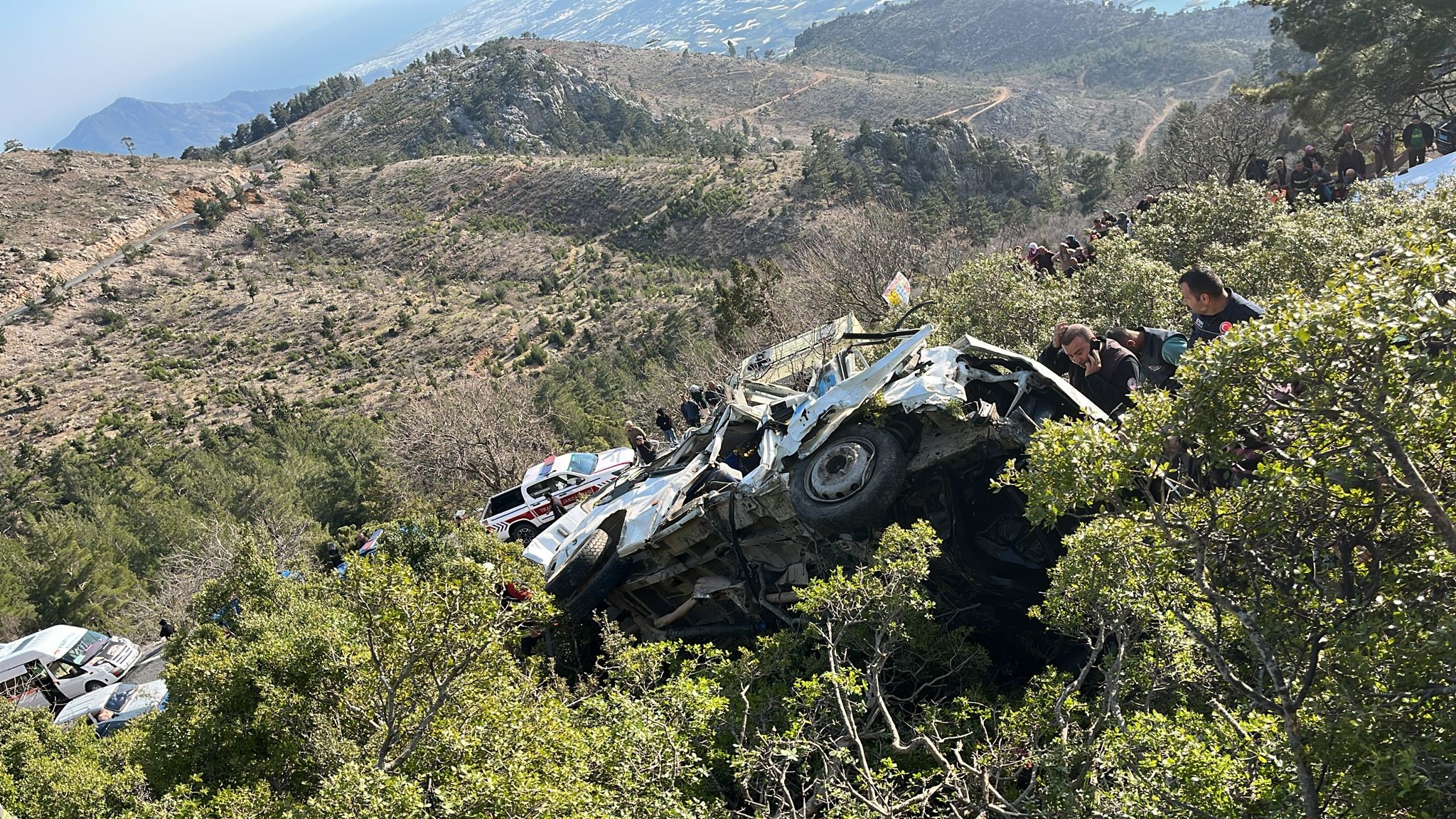 MERSİN’DE İŞÇİ SERVİSİ UÇURUMA YUVARLANDI: 3 ÖLÜ 11 YARALI