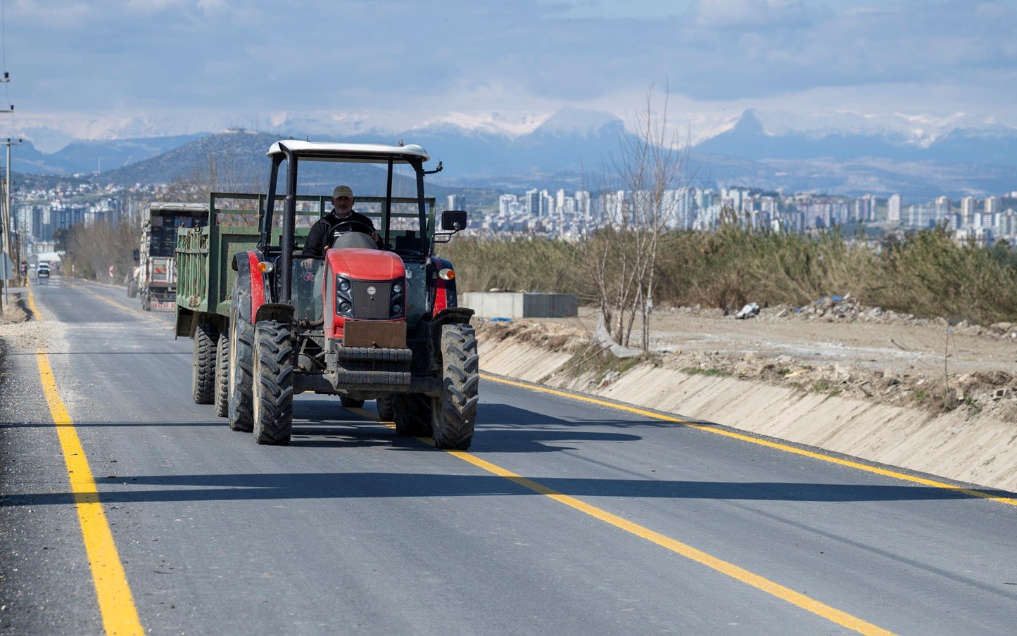 TARSUS’TA ÇİFTÇİLERİ SEVİNDİREN YOL ÇALIŞMASI