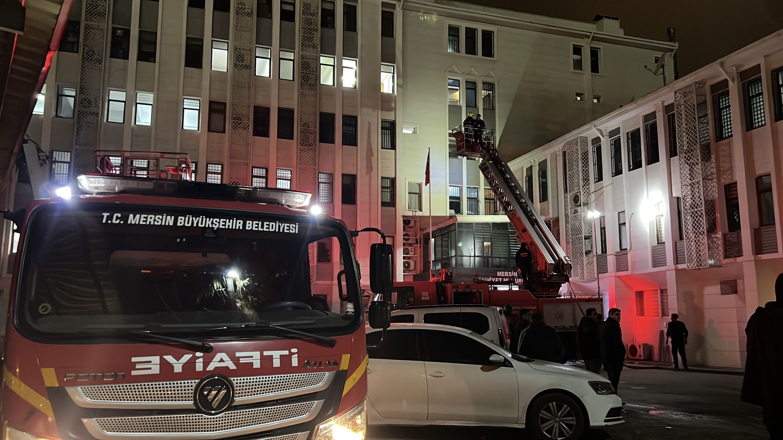 MERSİN’DE EMNİYETİN EK BİNASINDA ÇIKAN YANGIN BÜYÜMEDEN SÖNDÜRÜLDÜ
