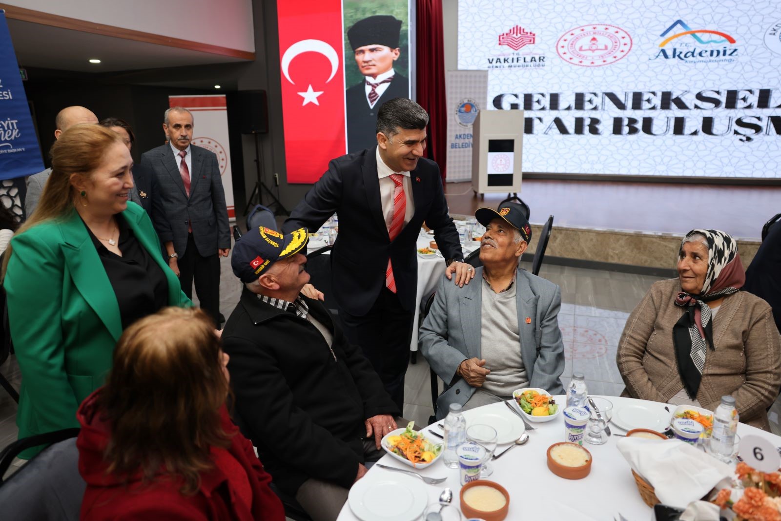 ŞEHİT AİLELERİ VE GAZİLER İFTARDA BİR ARAYA GELDİ