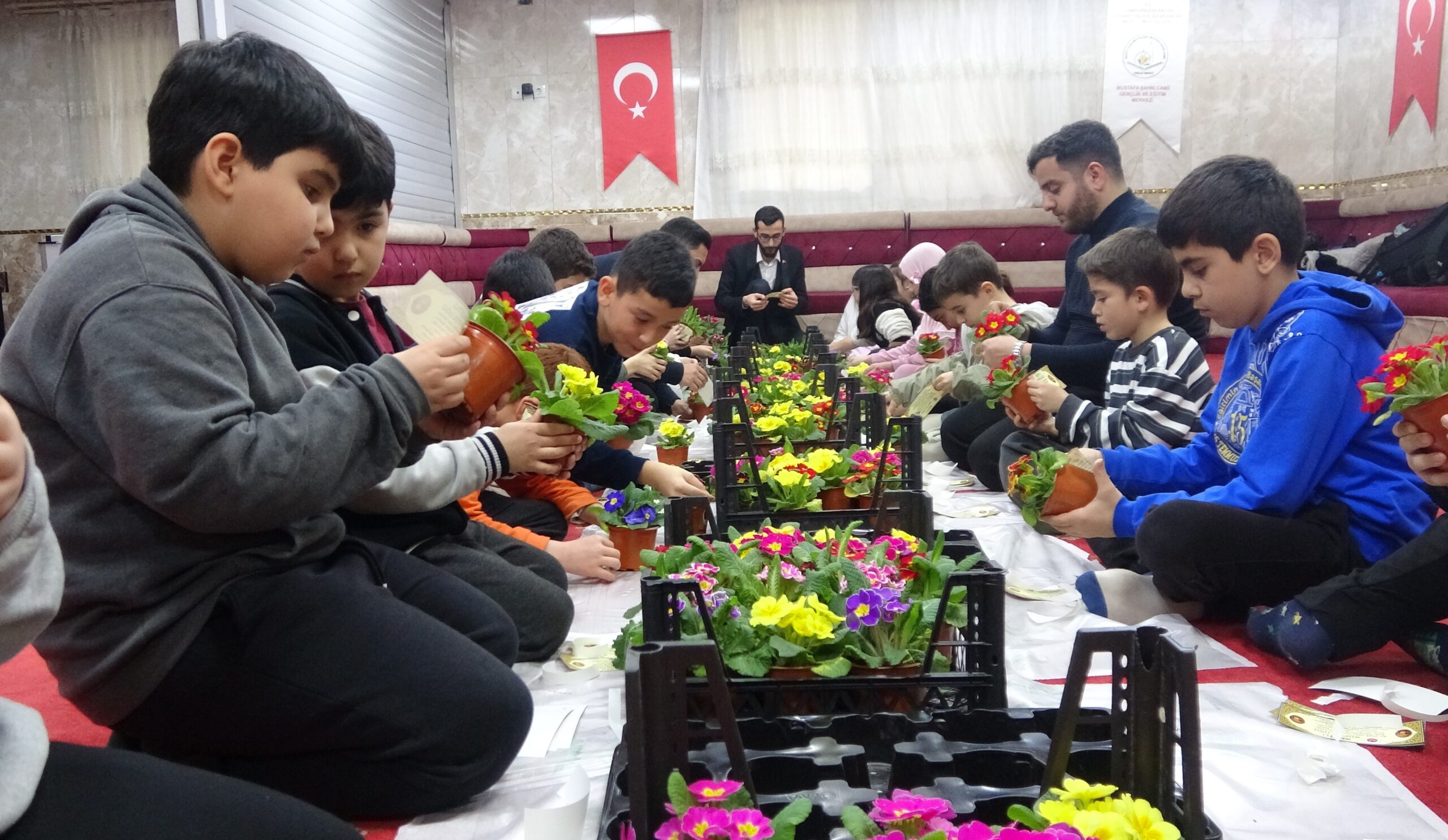 GÖNÜLLERE DOKUNAN İMAM: ÇOCUKLARLA HAZIRLADIKLARI ÇİÇEKLERLE HERKESİ CAMİYE DAVET EDİYOR
