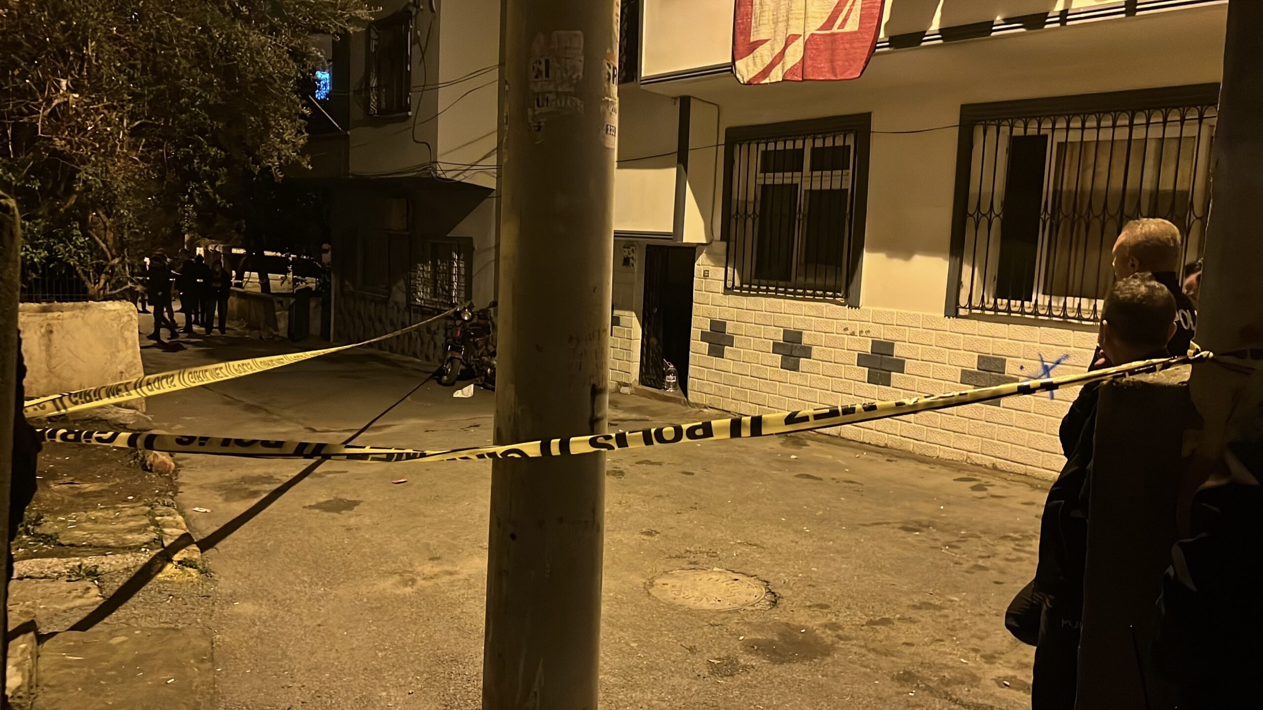 SİLAHLI KAVGADA EVİNİN ÖNÜNDE DURAN GENÇ KADIN BAŞINDAN VURULARAK HAYATINI KAYBETTİ