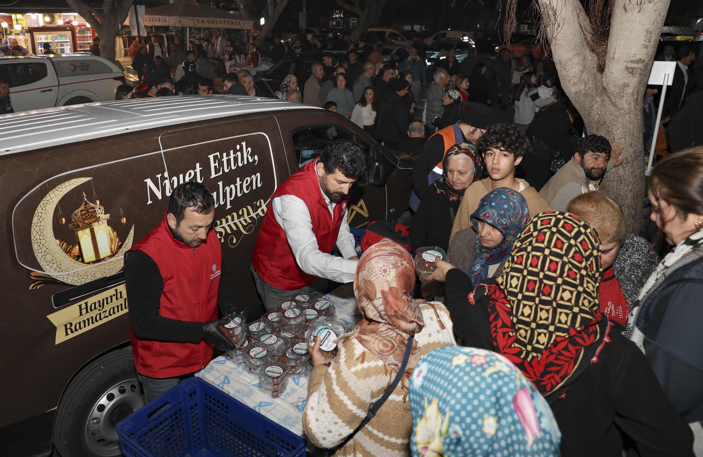 MERSİN’DE KADİR GECESİ’NDE 10 BİN KİŞİLİK LOKMA İKRAMI