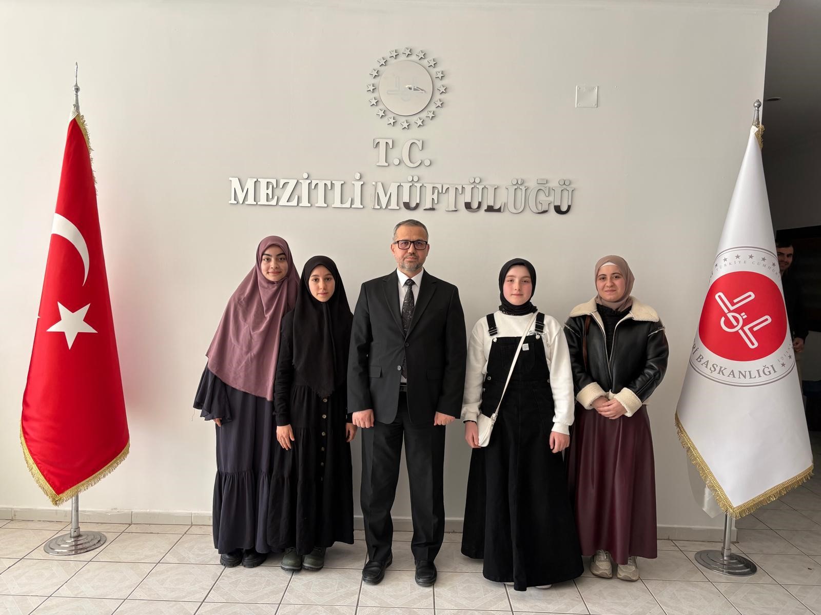 MERSİN’DE 6 AYDA HAFIZ OLAN 4 ÖĞRENCİ ALTINLA ÖDÜLLENDİRİLDİ