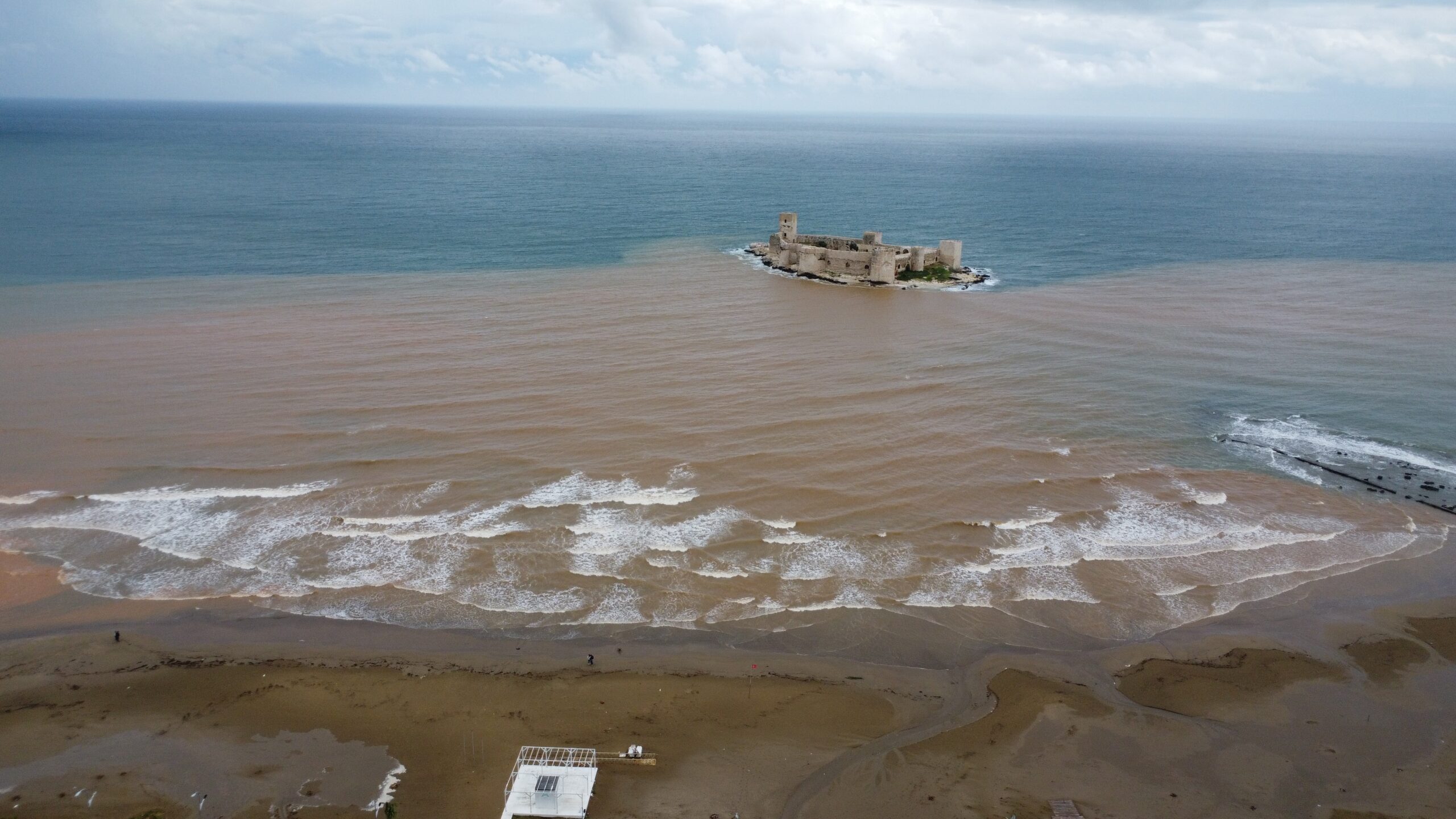 AKDENİZ’E AKAN SEL SULARI KIZKALESİ ÇEVRESİNİ KAHVERENGİYE BÜRÜDÜ